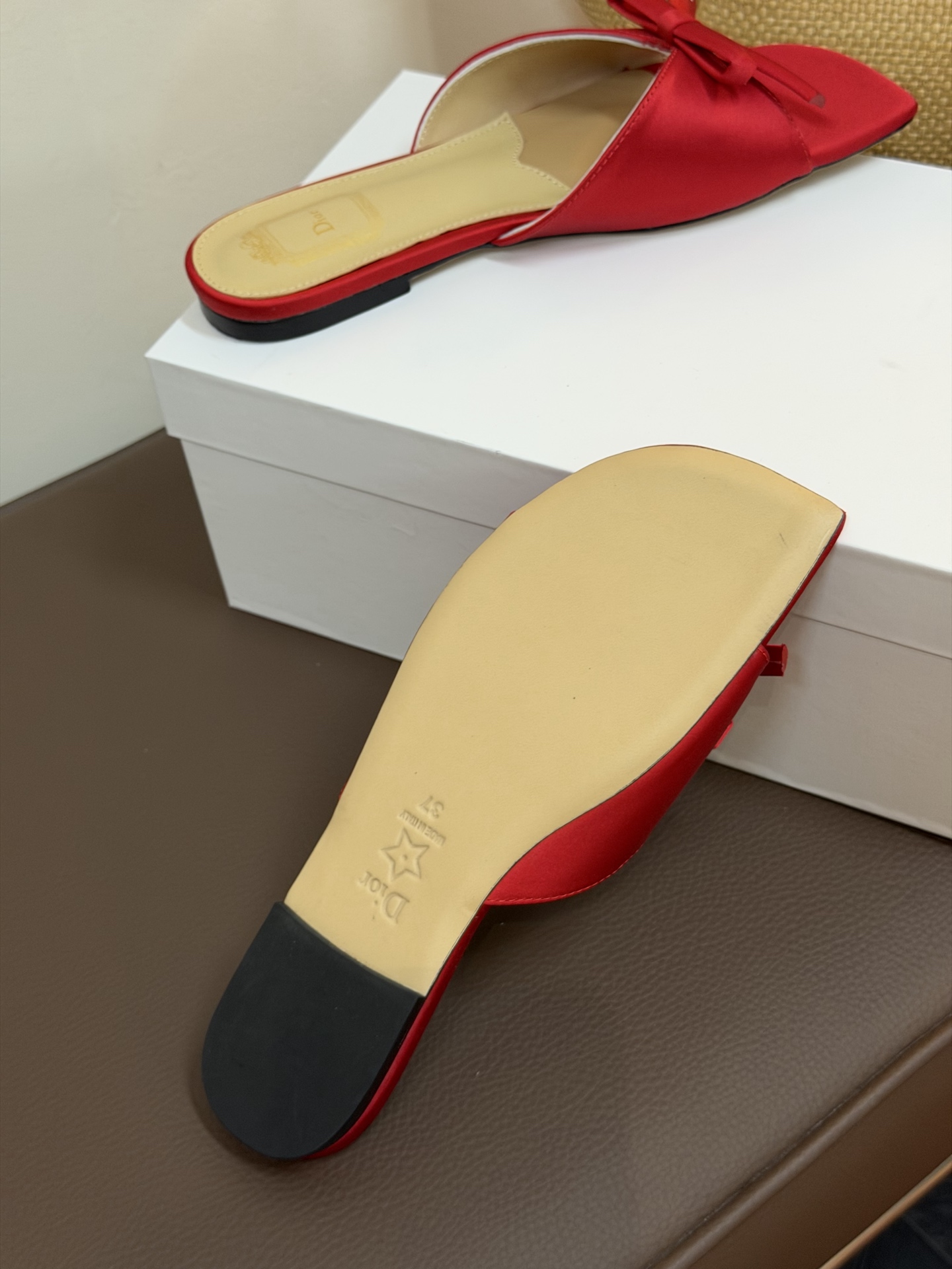 Dio ss26 ne arrival～cd家26春夏平底拖鞋新品鞋底造型很是有新意，立体蝴蝶结🎀，造型