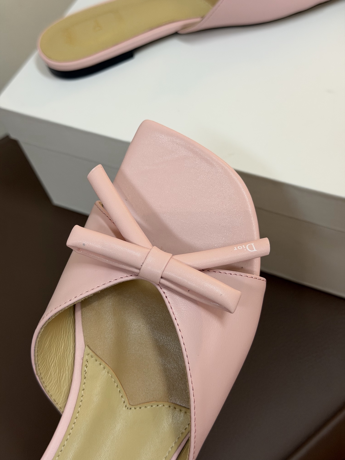 Dio ss26 ne arrival～cd家26春夏平底拖鞋新品鞋底造型很是有新意，立体蝴蝶结🎀，造型