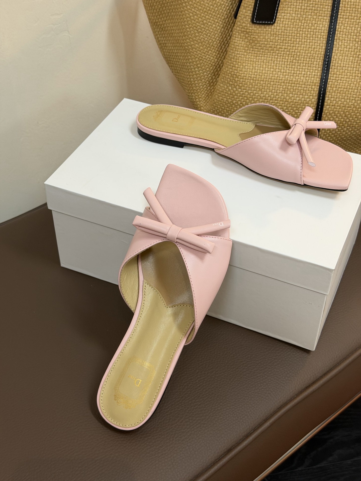 Dio ss26 ne arrival～cd家26春夏平底拖鞋新品鞋底造型很是有新意，立体蝴蝶结🎀，造型