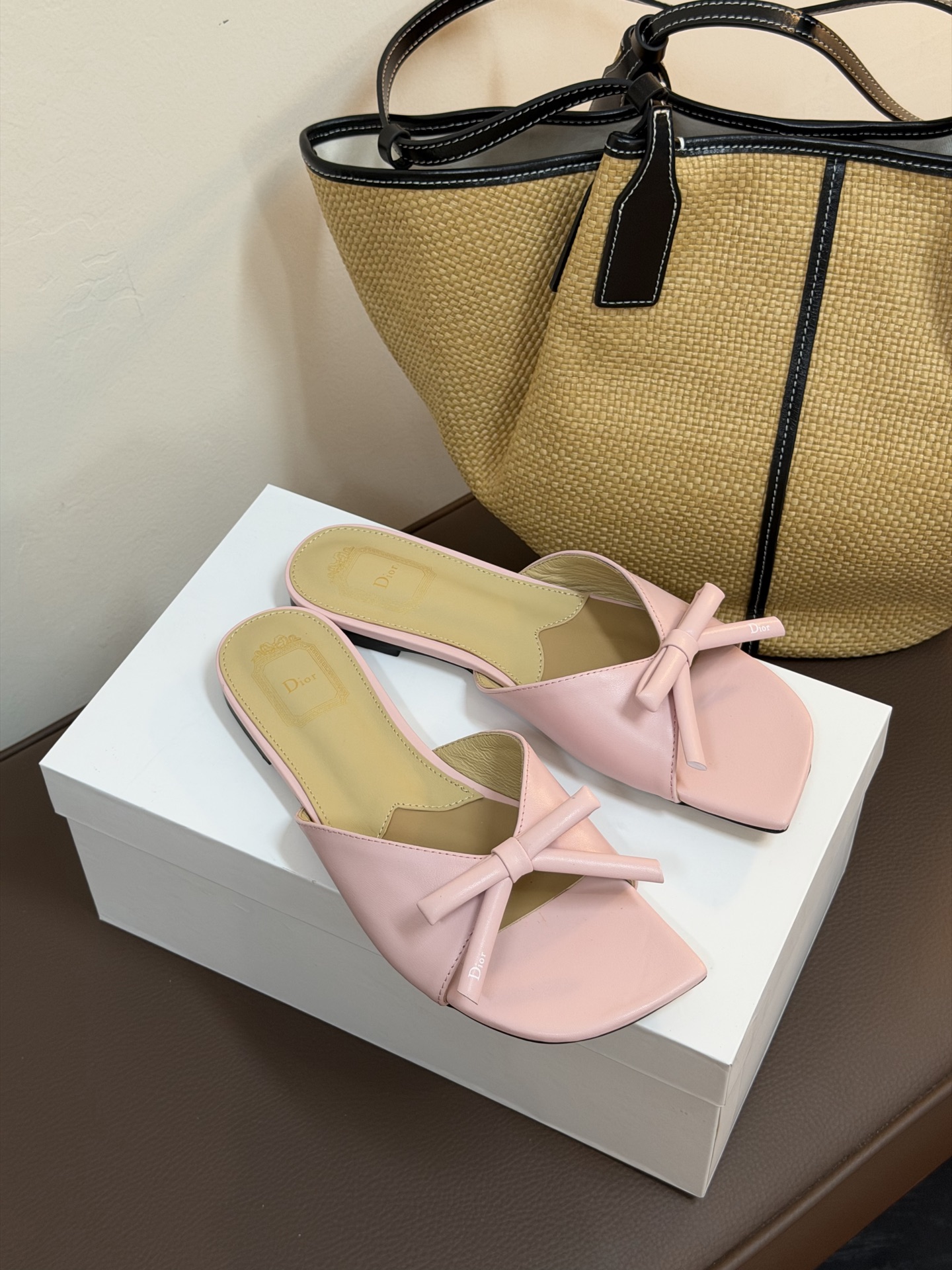 Dio ss26 ne arrival～cd家26春夏平底拖鞋新品鞋底造型很是有新意，立体蝴蝶结🎀，造型