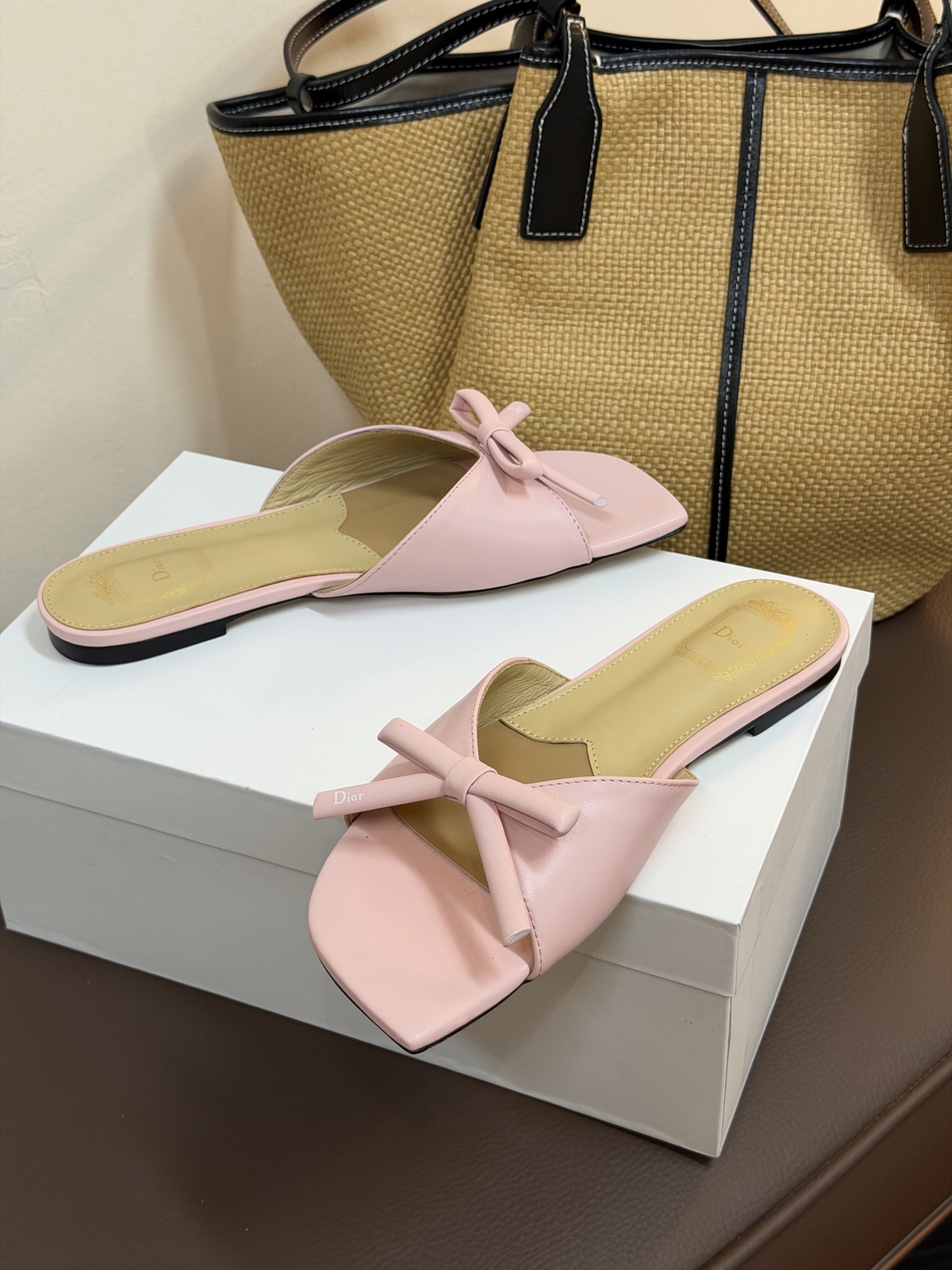 Dio ss26 ne arrival～cd家26春夏平底拖鞋新品鞋底造型很是有新意，立体蝴蝶结🎀，造型