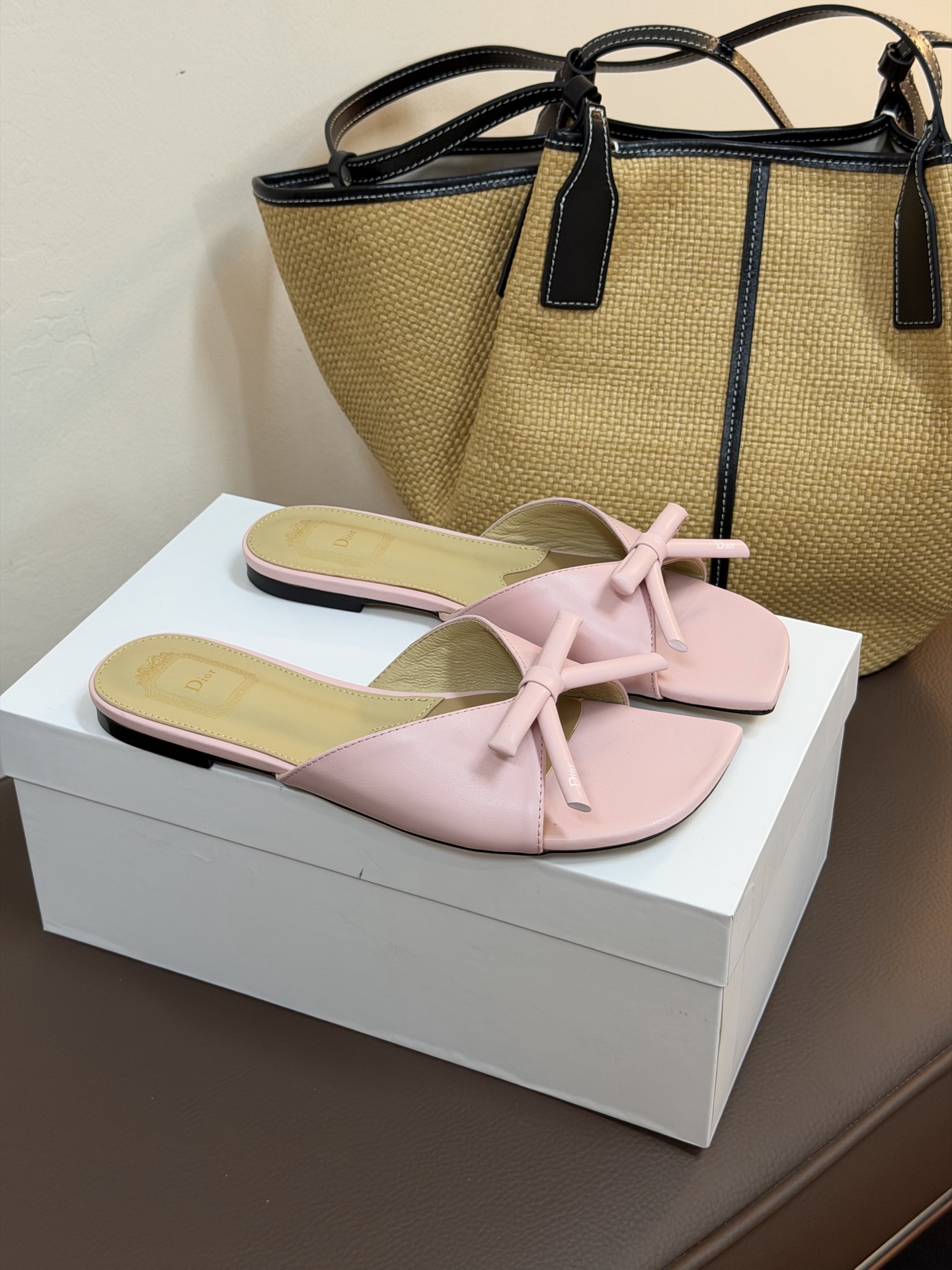 Dio ss26 ne arrival～cd家26春夏平底拖鞋新品鞋底造型很是有新意，立体蝴蝶结🎀，造型