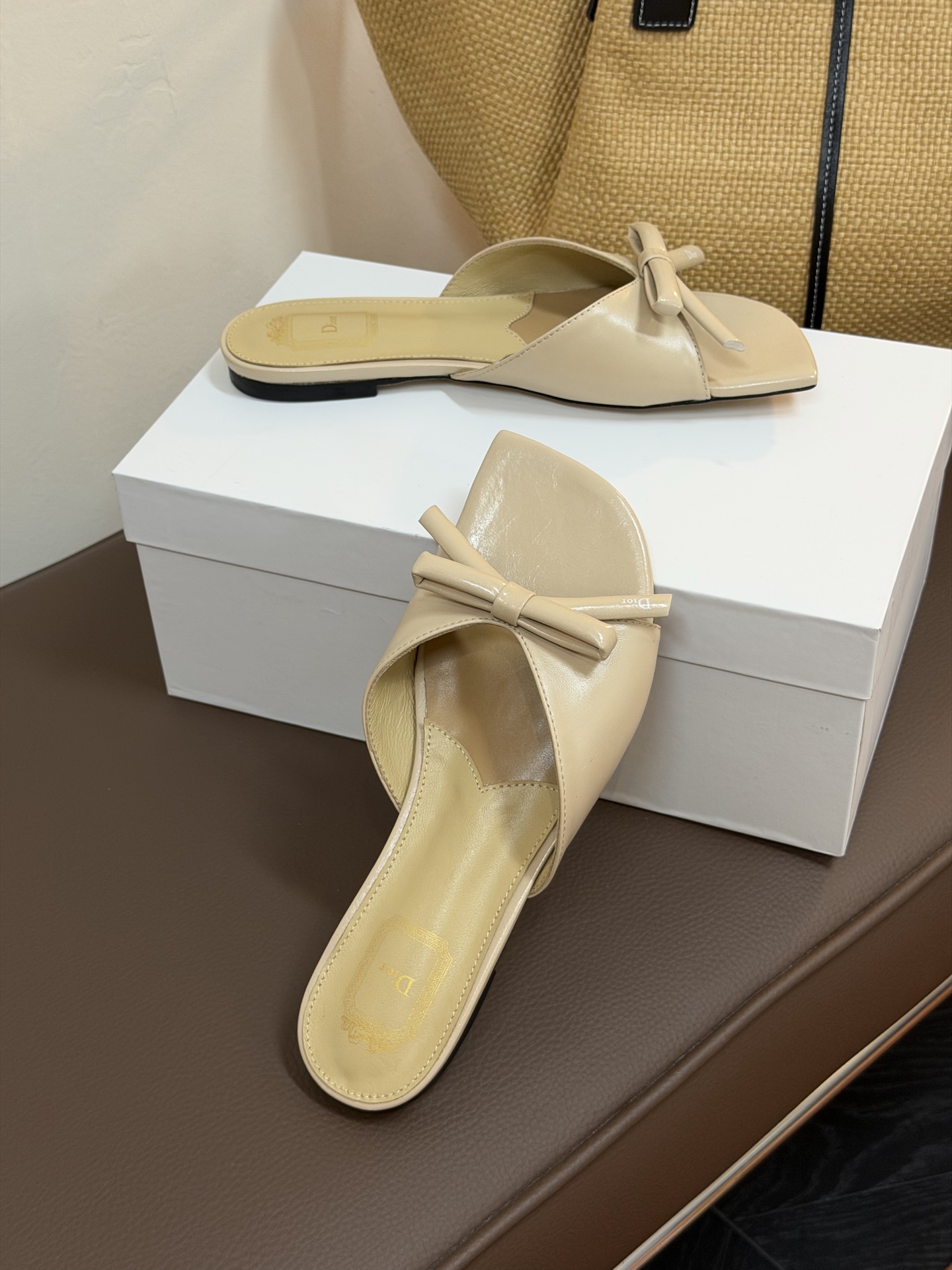 Dio ss26 ne arrival～cd家26春夏平底拖鞋新品鞋底造型很是有新意，立体蝴蝶结🎀，造型