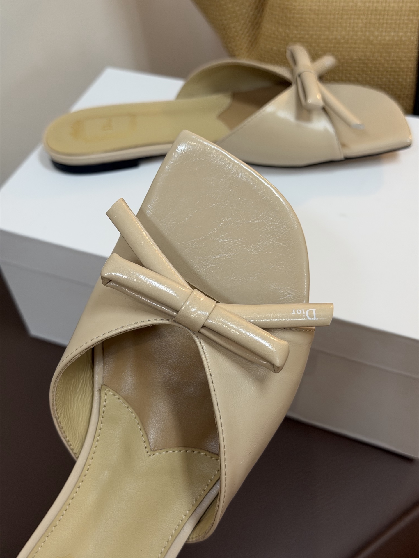 Dio ss26 ne arrival～cd家26春夏平底拖鞋新品鞋底造型很是有新意，立体蝴蝶结🎀，造型