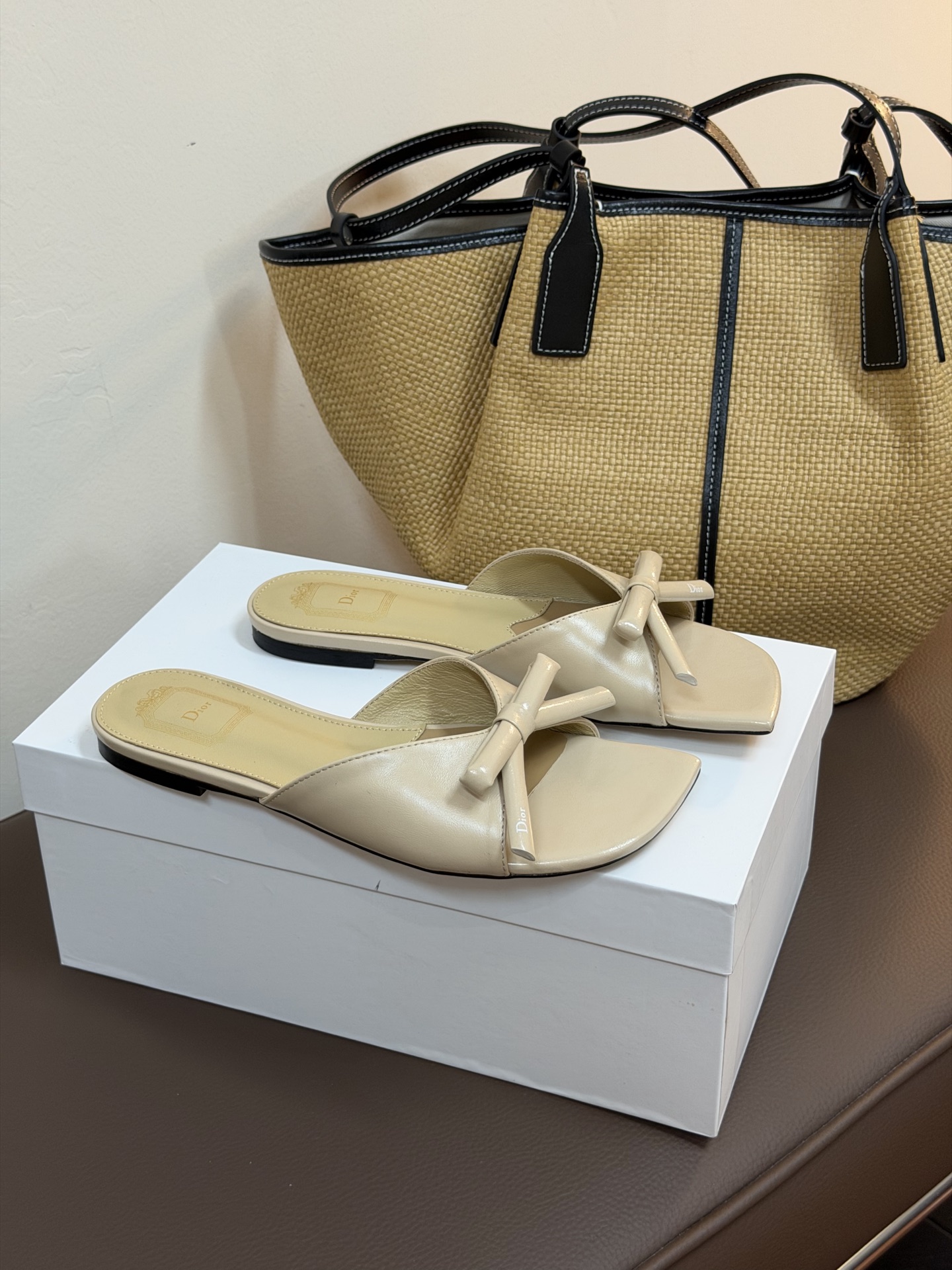 Dio ss26 ne arrival～cd家26春夏平底拖鞋新品鞋底造型很是有新意，立体蝴蝶结🎀，造型