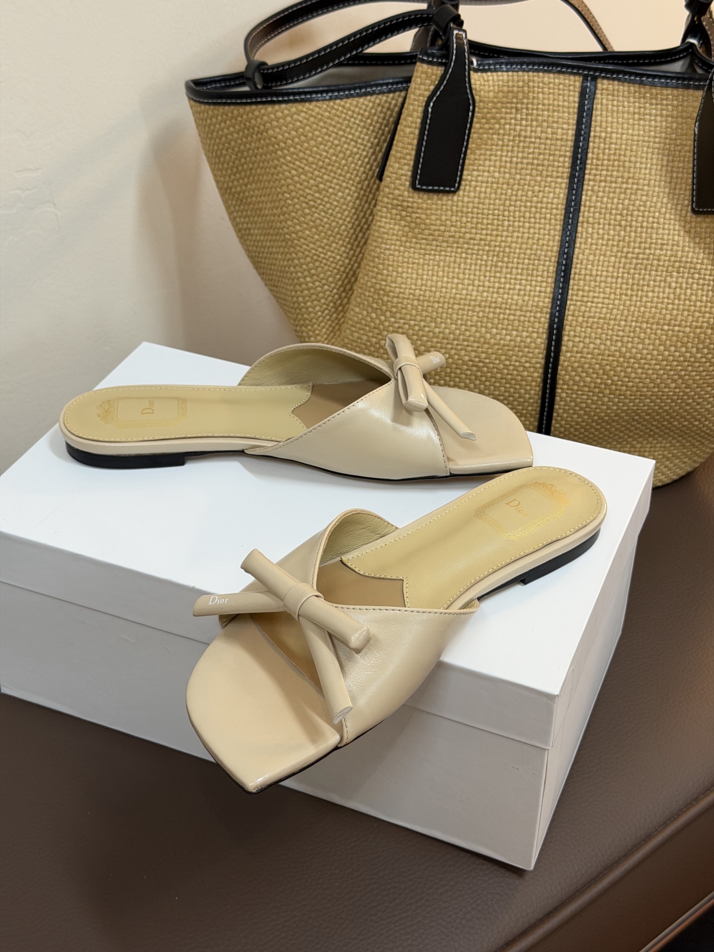 Dio ss26 ne arrival～cd家26春夏平底拖鞋新品鞋底造型很是有新意，立体蝴蝶结🎀，造型