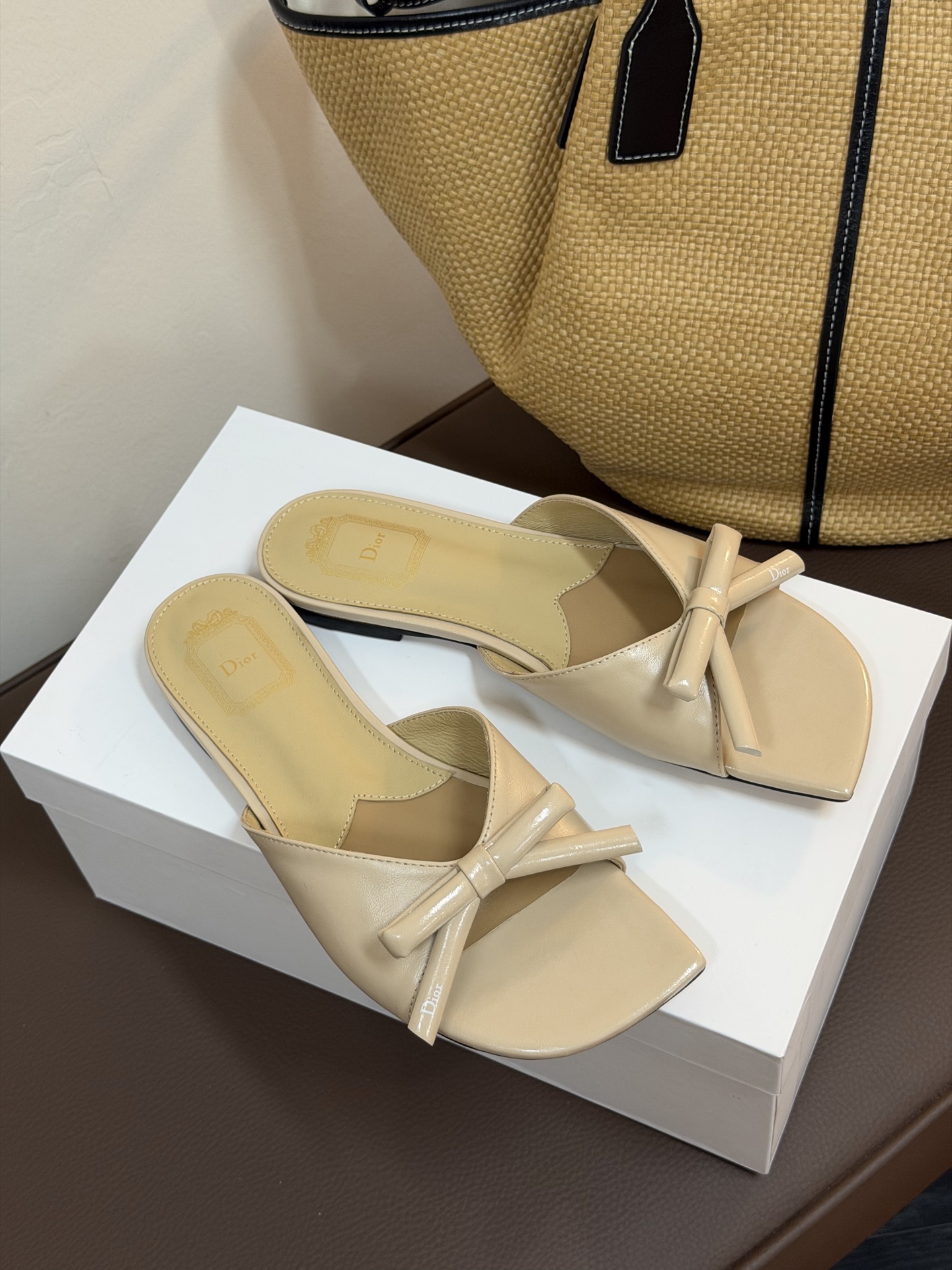 Dio ss26 ne arrival～cd家26春夏平底拖鞋新品鞋底造型很是有新意，立体蝴蝶结🎀，造型