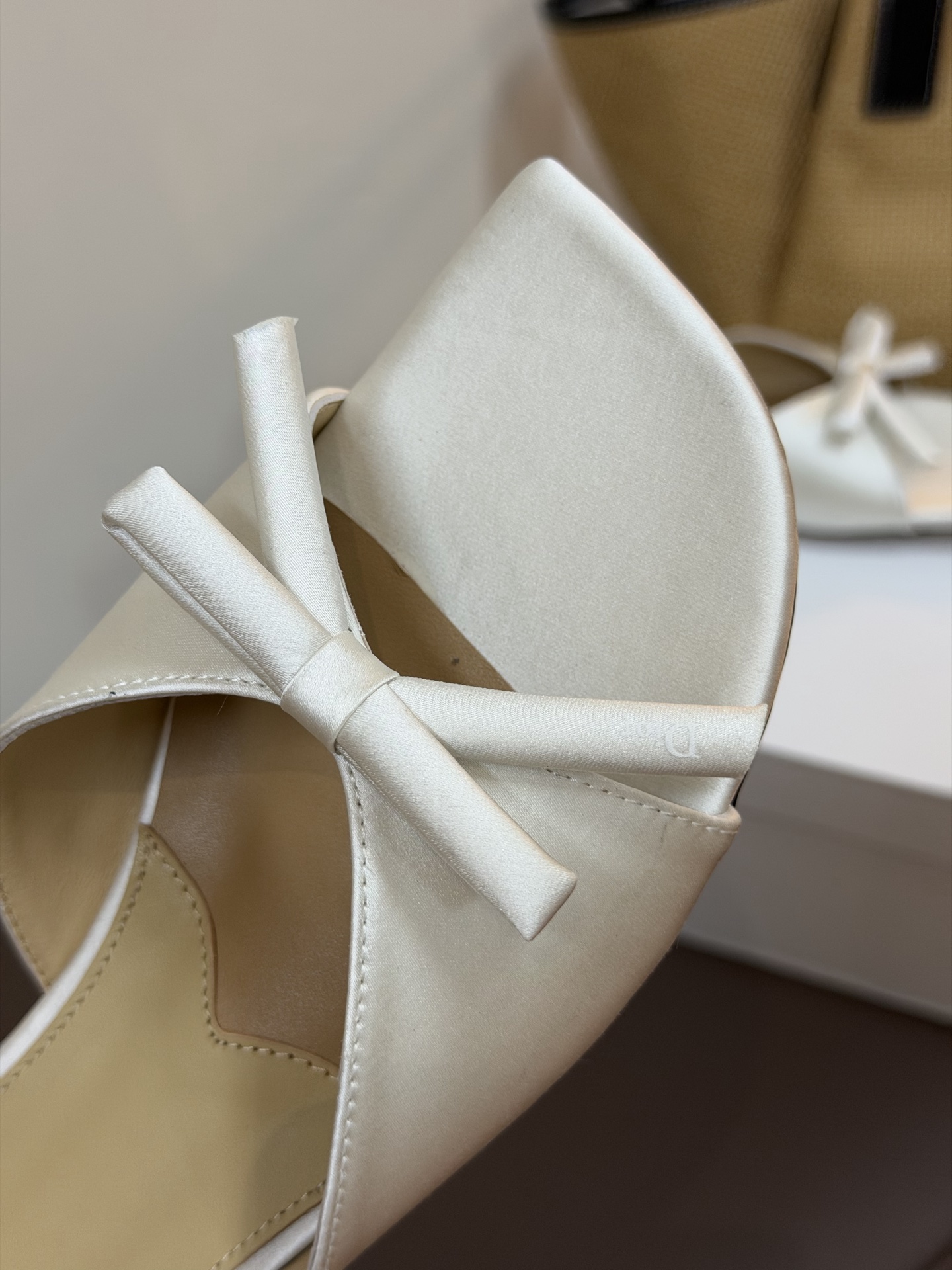 Dio ss26 ne arrival～cd家26春夏平底拖鞋新品鞋底造型很是有新意，立体蝴蝶结🎀，造型