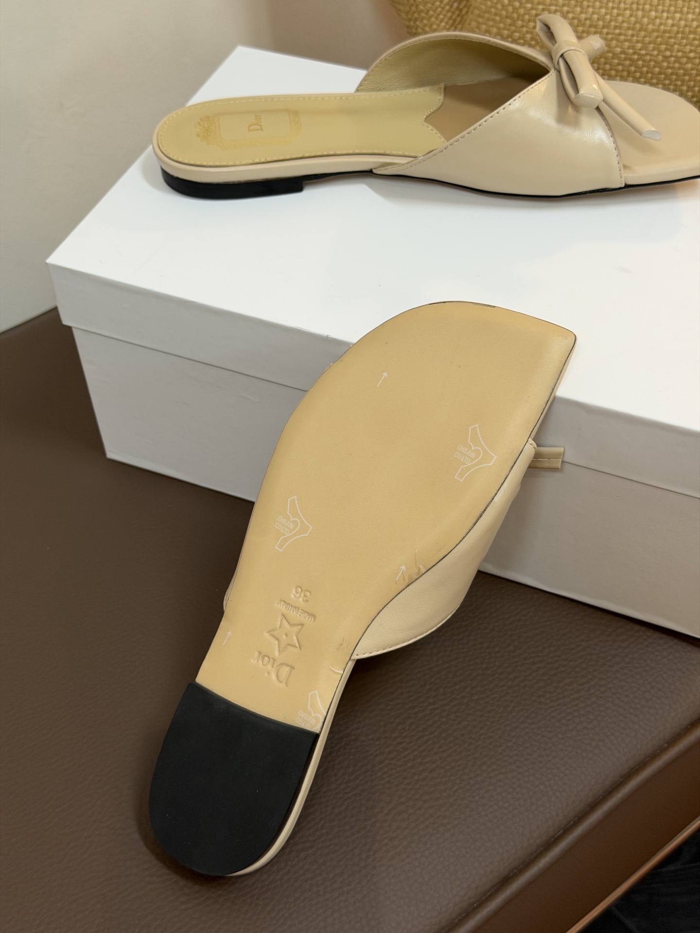 Dio ss26 ne arrival～cd家26春夏平底拖鞋新品鞋底造型很是有新意，立体蝴蝶结🎀，造型