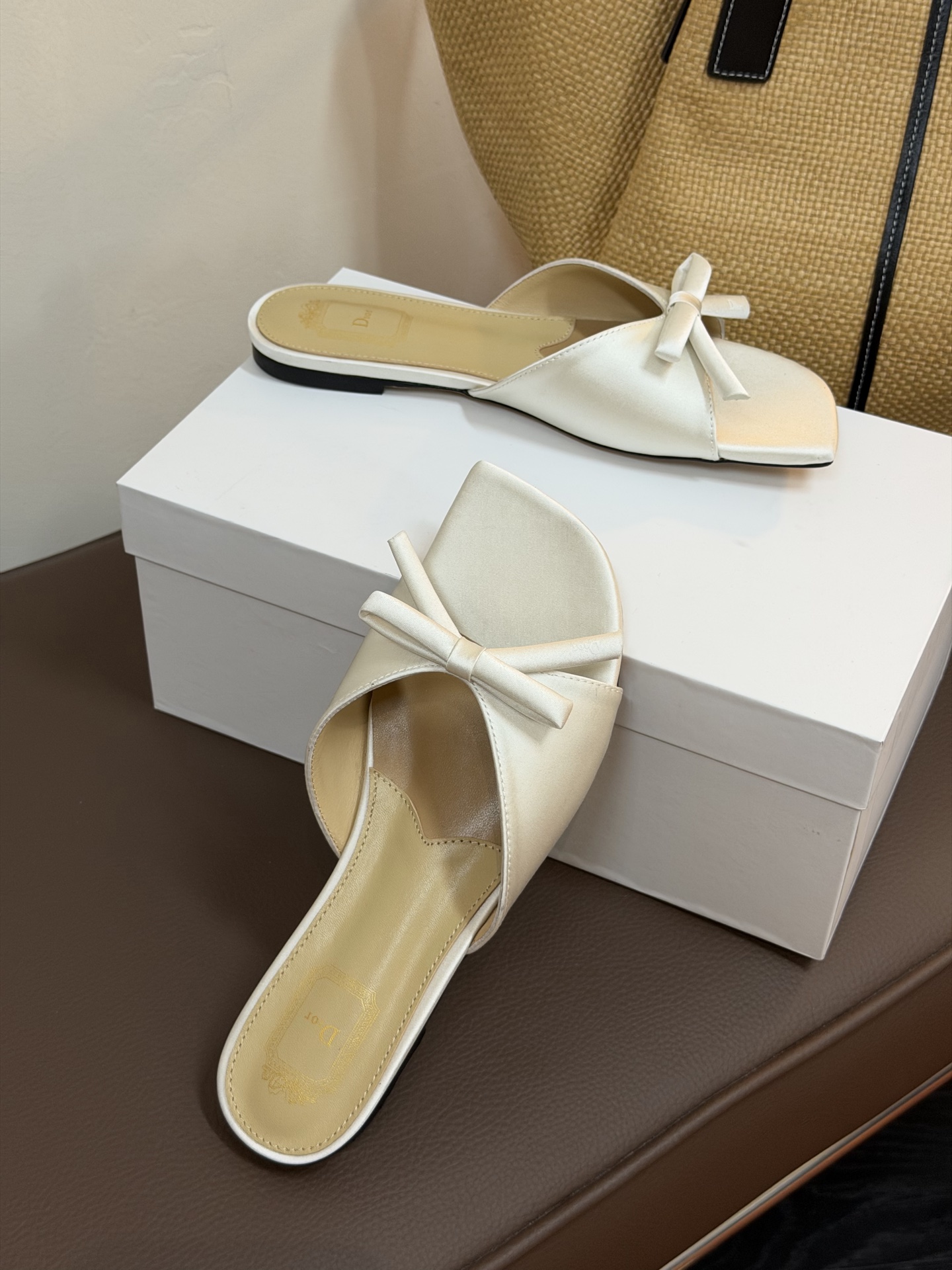 Dio ss26 ne arrival～cd家26春夏平底拖鞋新品鞋底造型很是有新意，立体蝴蝶结🎀，造型