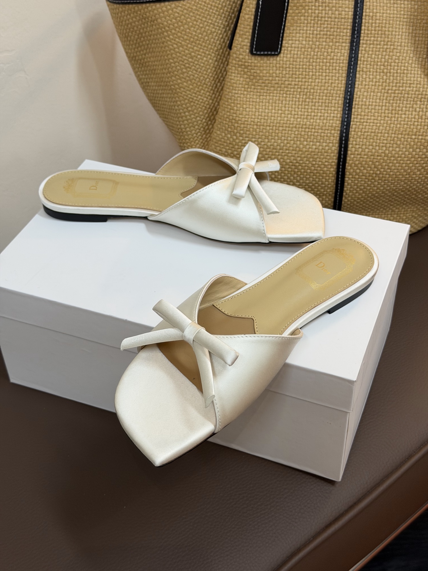 Dio ss26 ne arrival～cd家26春夏平底拖鞋新品鞋底造型很是有新意，立体蝴蝶结🎀，造型