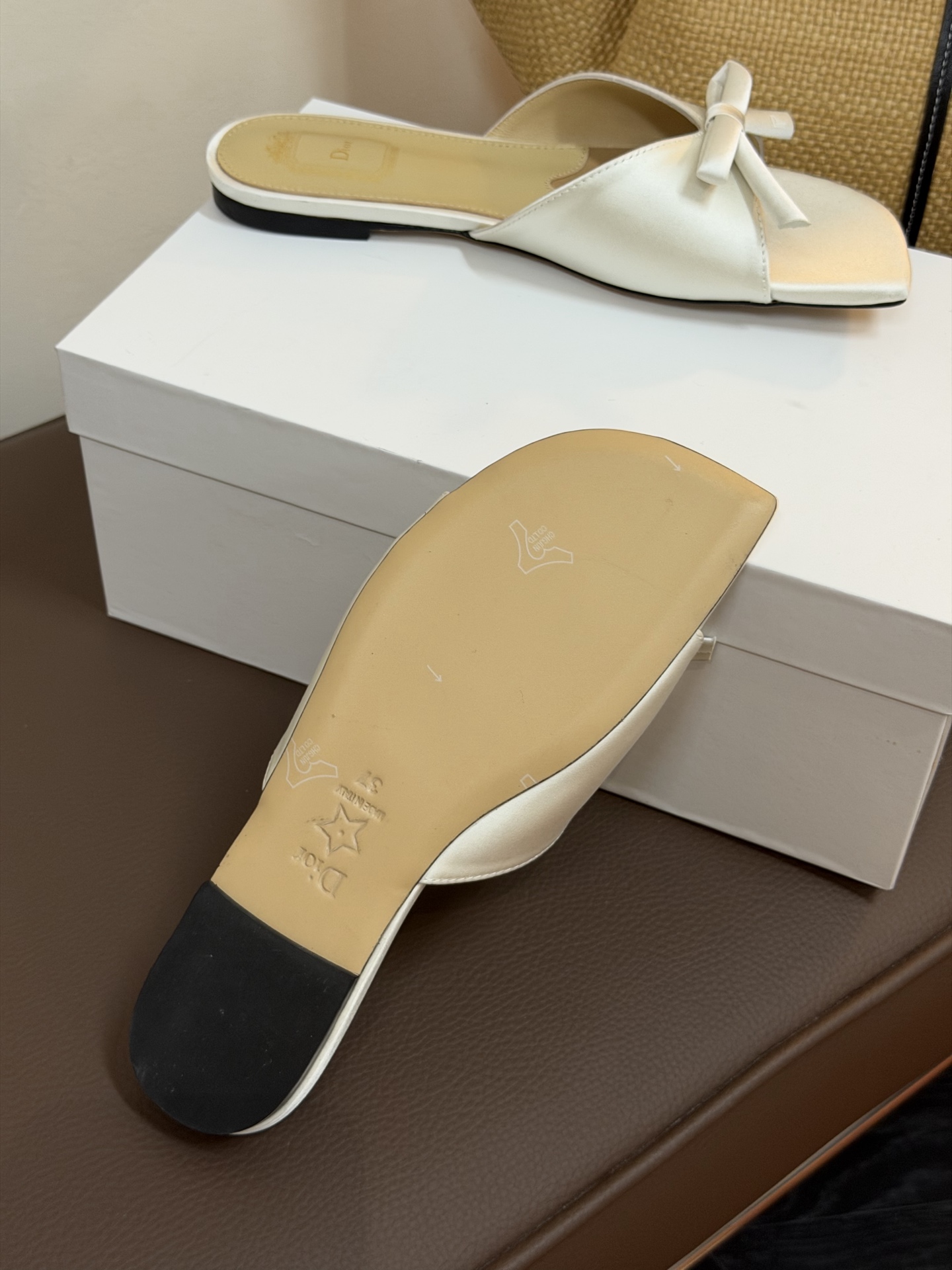 Dio ss26 ne arrival～cd家26春夏平底拖鞋新品鞋底造型很是有新意，立体蝴蝶结🎀，造型