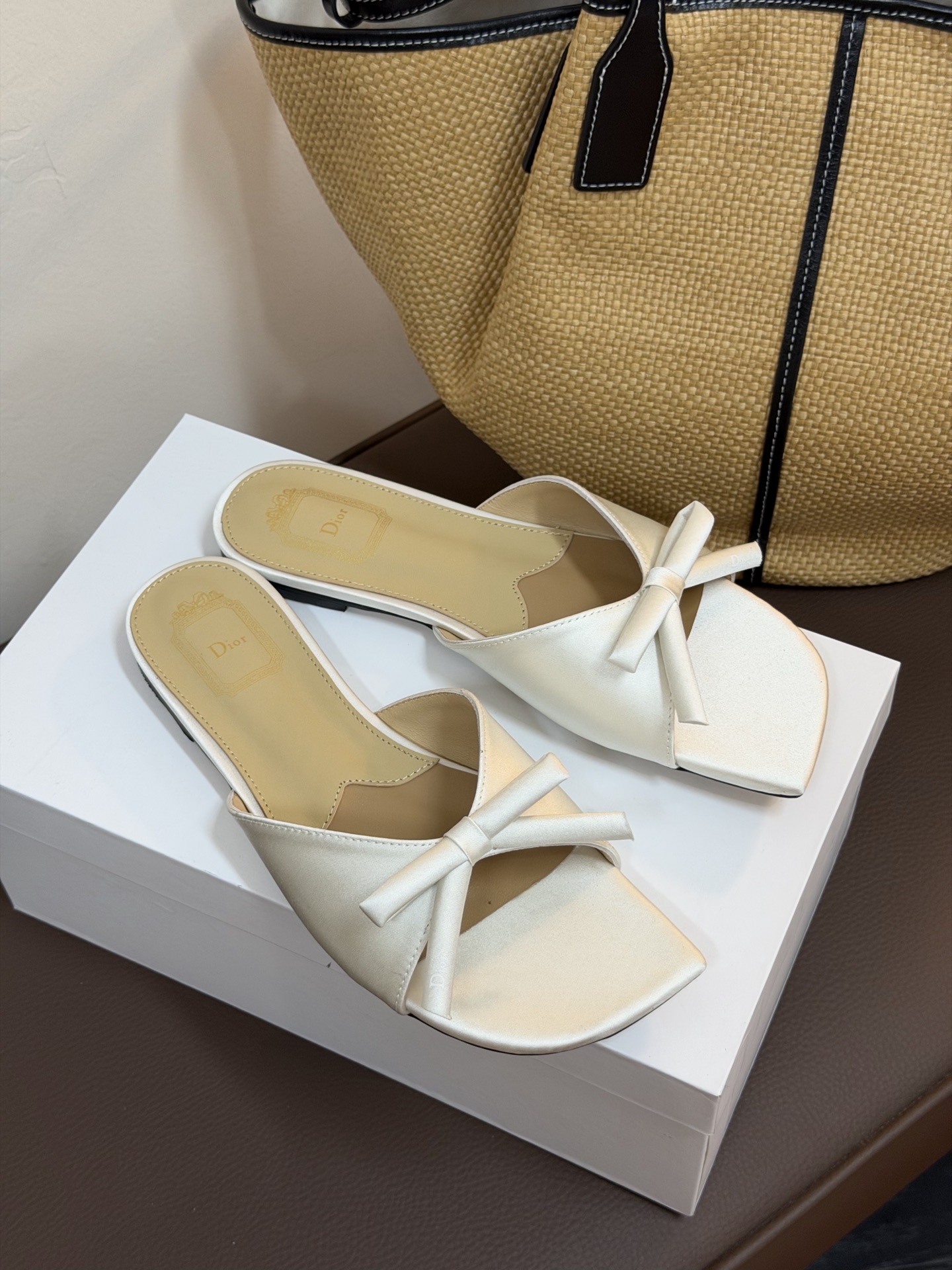 Dio ss26 ne arrival～cd家26春夏平底拖鞋新品鞋底造型很是有新意，立体蝴蝶结🎀，造型