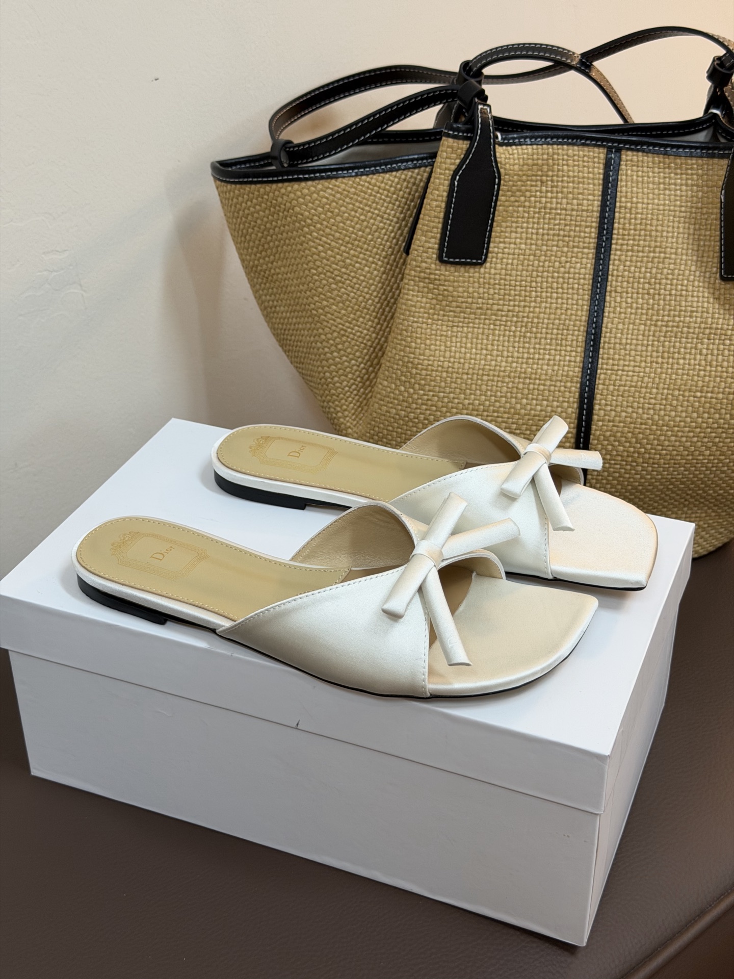 Dio ss26 ne arrival～cd家26春夏平底拖鞋新品鞋底造型很是有新意，立体蝴蝶结🎀，造型