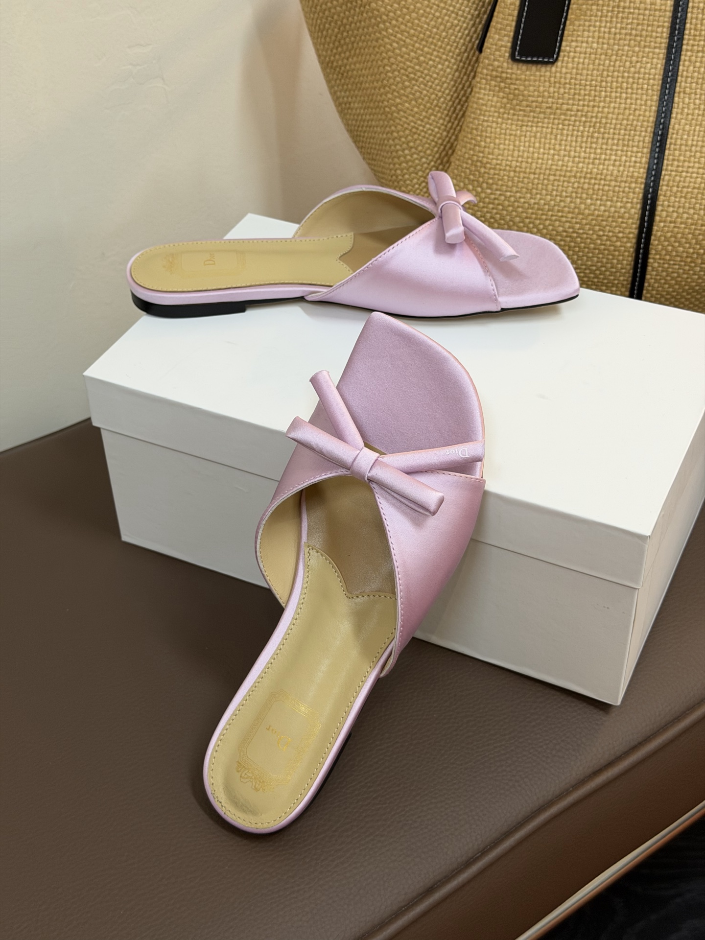 Dio ss26 ne arrival～cd家26春夏平底拖鞋新品鞋底造型很是有新意，立体蝴蝶结🎀，造型