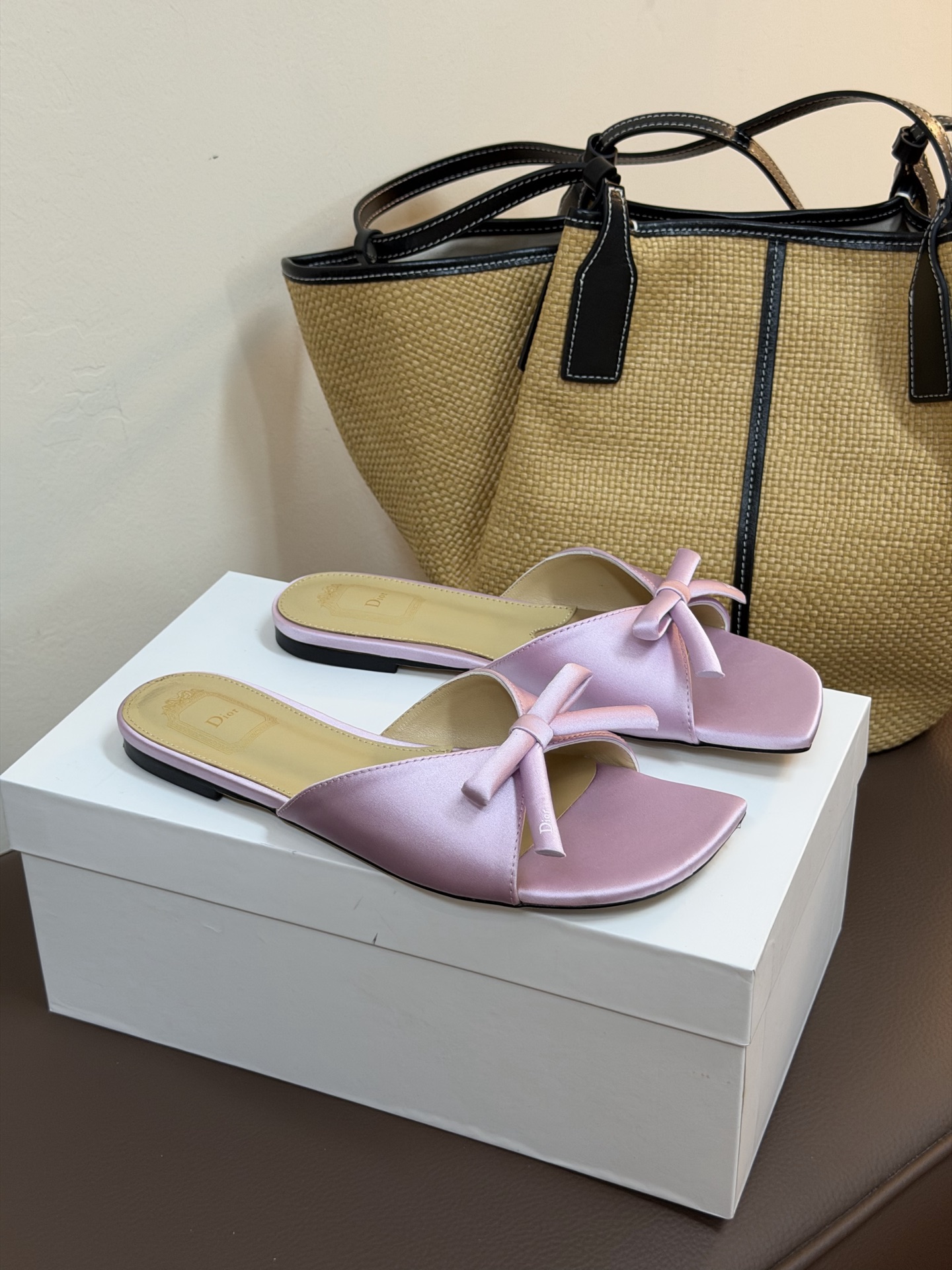 Dio ss26 ne arrival～cd家26春夏平底拖鞋新品鞋底造型很是有新意，立体蝴蝶结🎀，造型