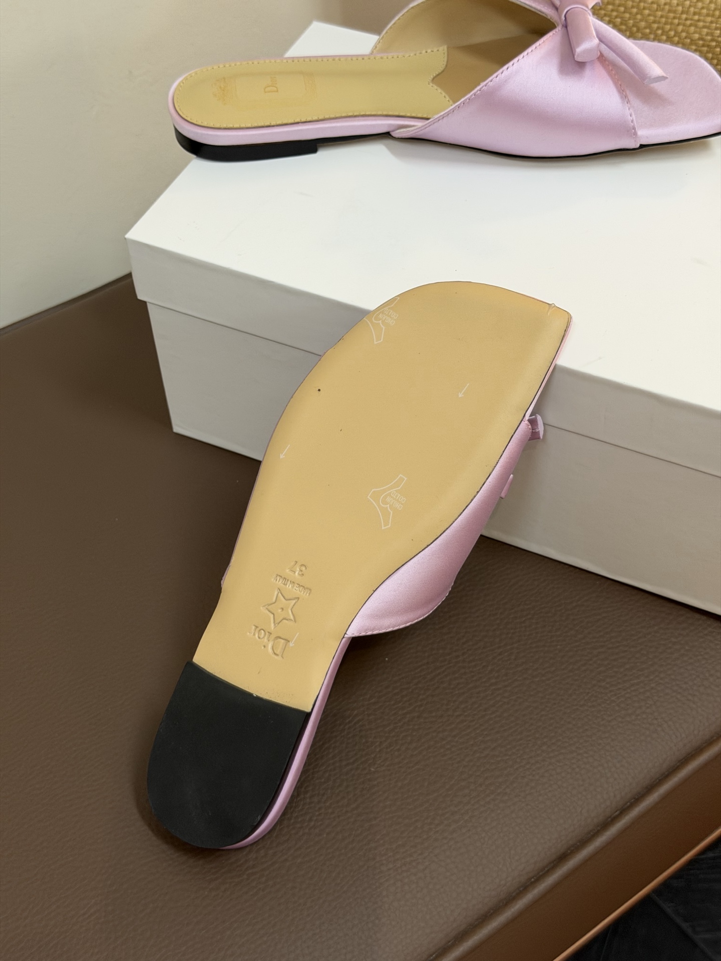 Dio ss26 ne arrival～cd家26春夏平底拖鞋新品鞋底造型很是有新意，立体蝴蝶结🎀，造型