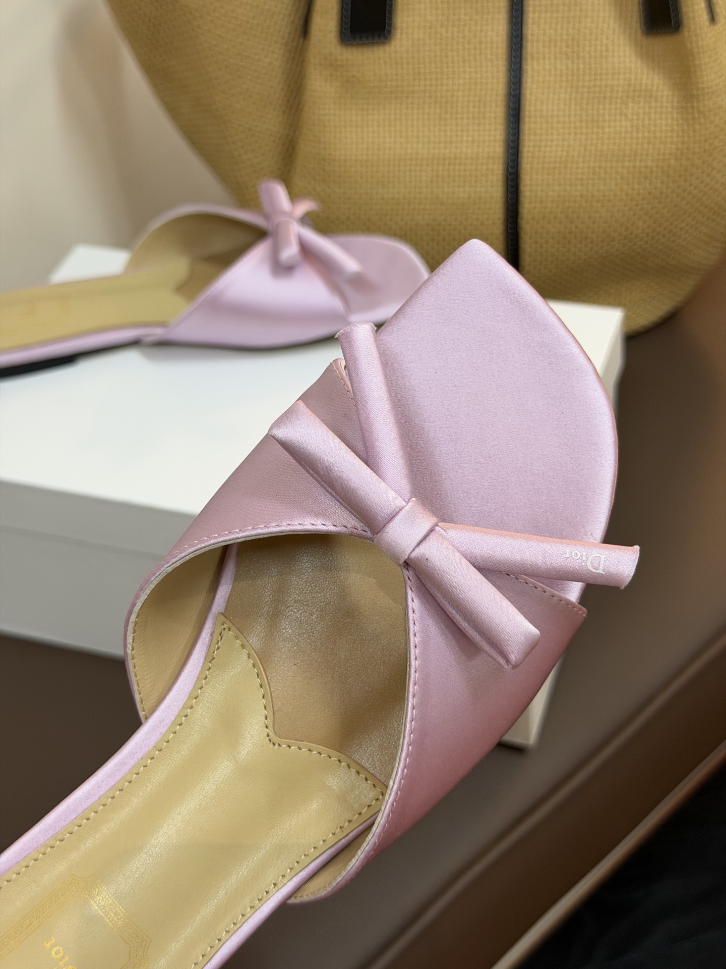 Dio ss26 ne arrival～cd家26春夏平底拖鞋新品鞋底造型很是有新意，立体蝴蝶结🎀，造型