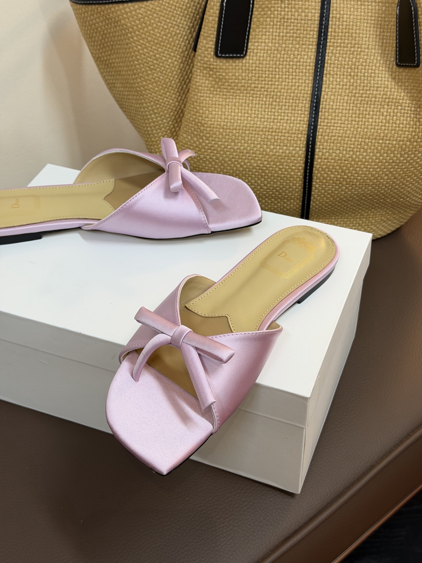 Dio ss26 ne arrival～cd家26春夏平底拖鞋新品鞋底造型很是有新意，立体蝴蝶结🎀，造型