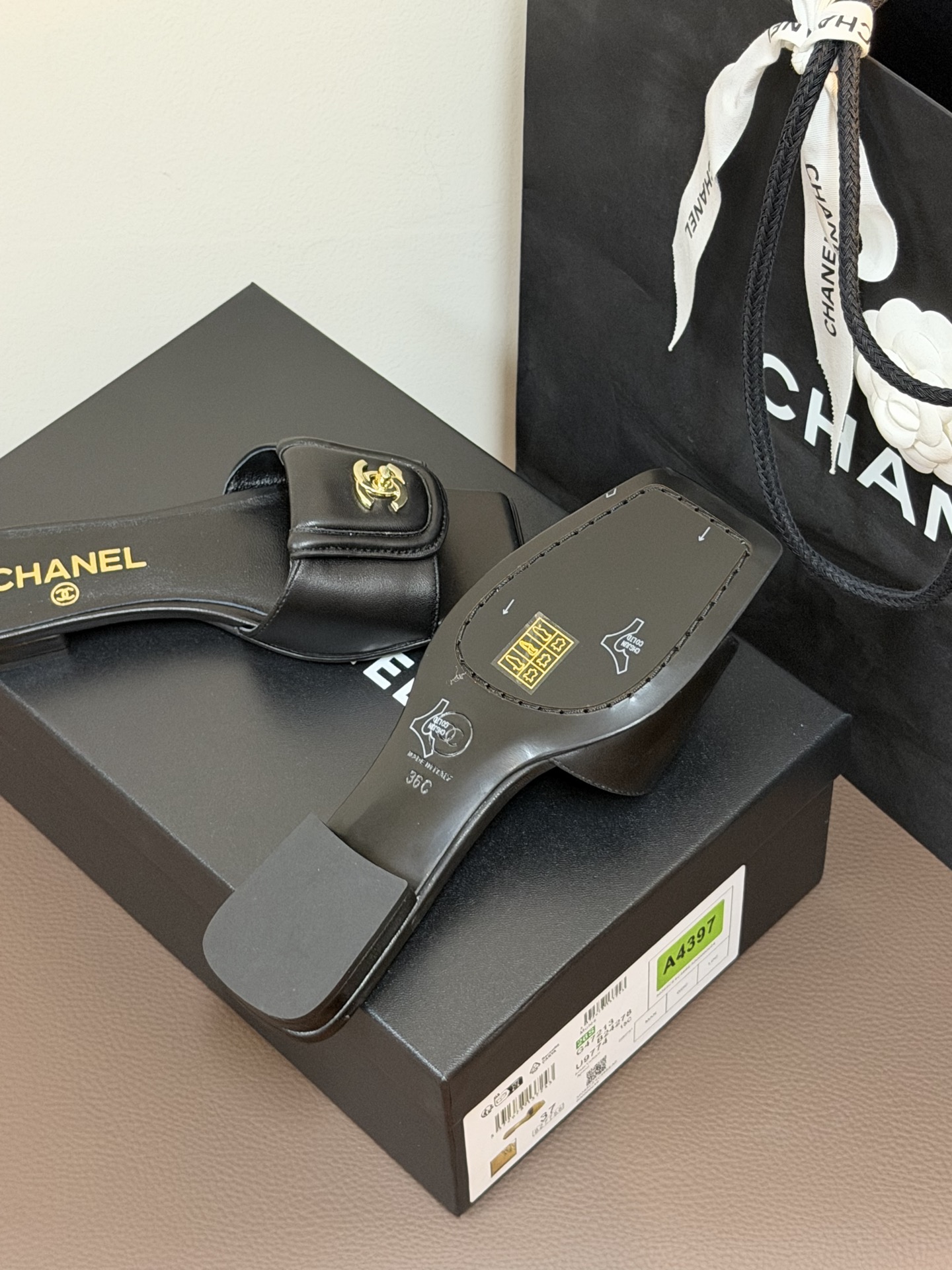 chane…l 26p new arrival～小香26早春方头拖鞋，加锁扣的细节，就很有贵感小羊皮哦材