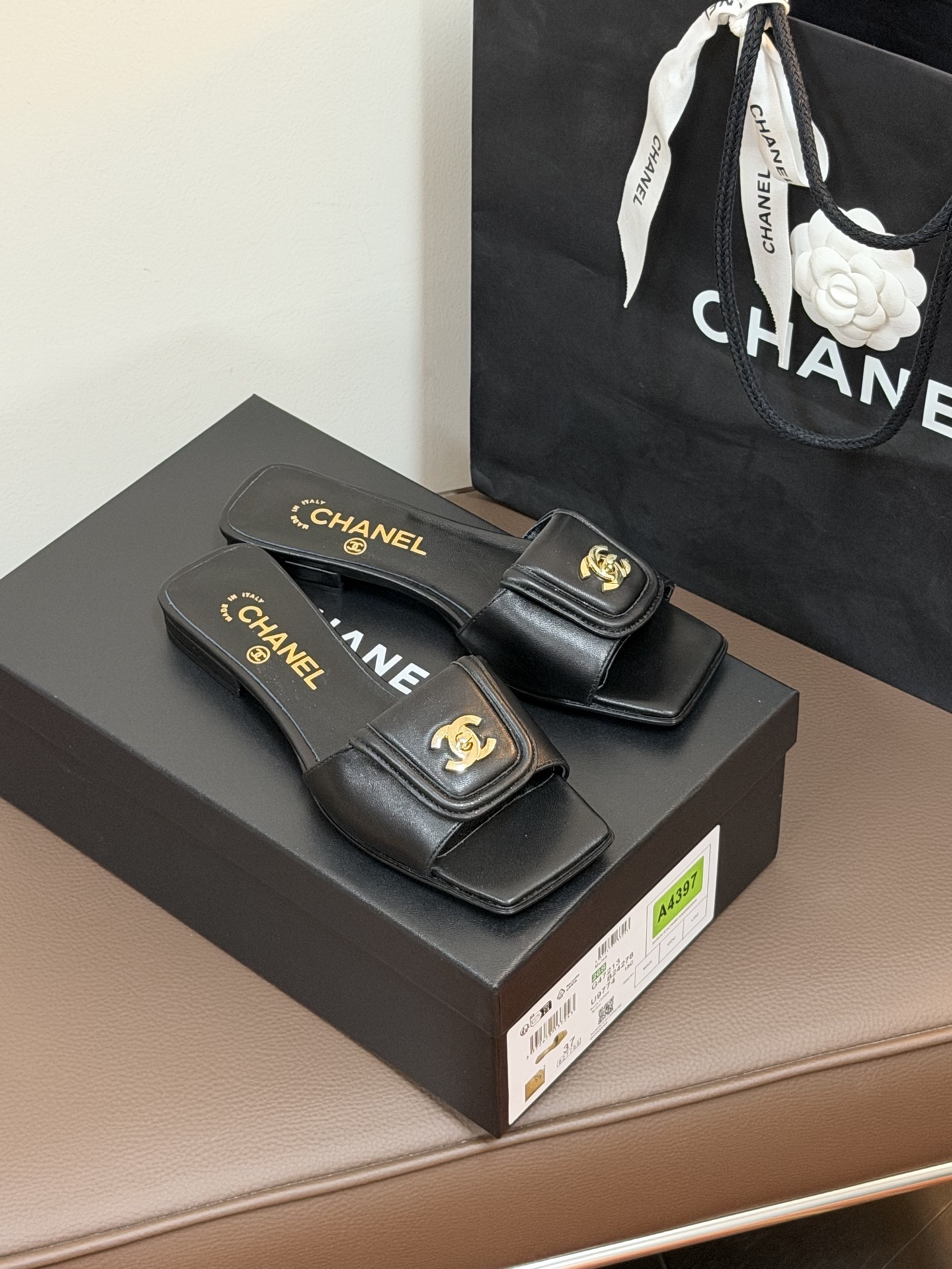 chane…l 26p new arrival～小香26早春方头拖鞋，加锁扣的细节，就很有贵感小羊皮哦材