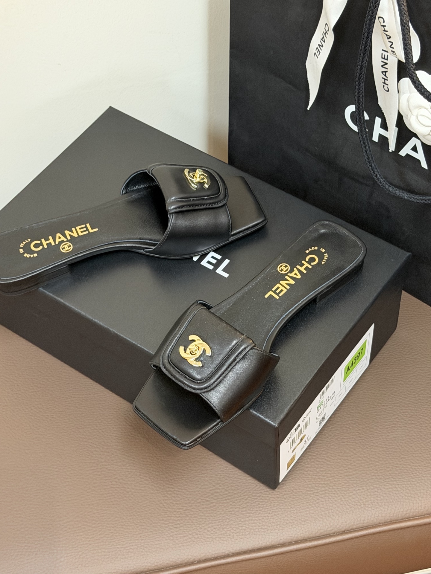 chane…l 26p new arrival～小香26早春方头拖鞋，加锁扣的细节，就很有贵感小羊皮哦材