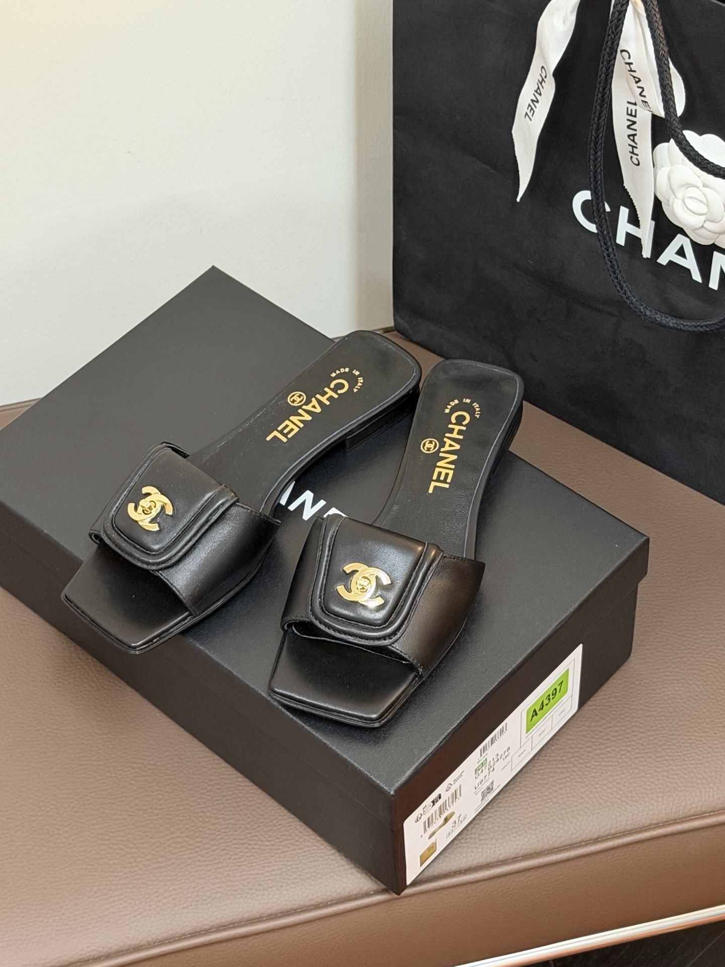 chane…l 26p new arrival～小香26早春方头拖鞋，加锁扣的细节，就很有贵感小羊皮哦材