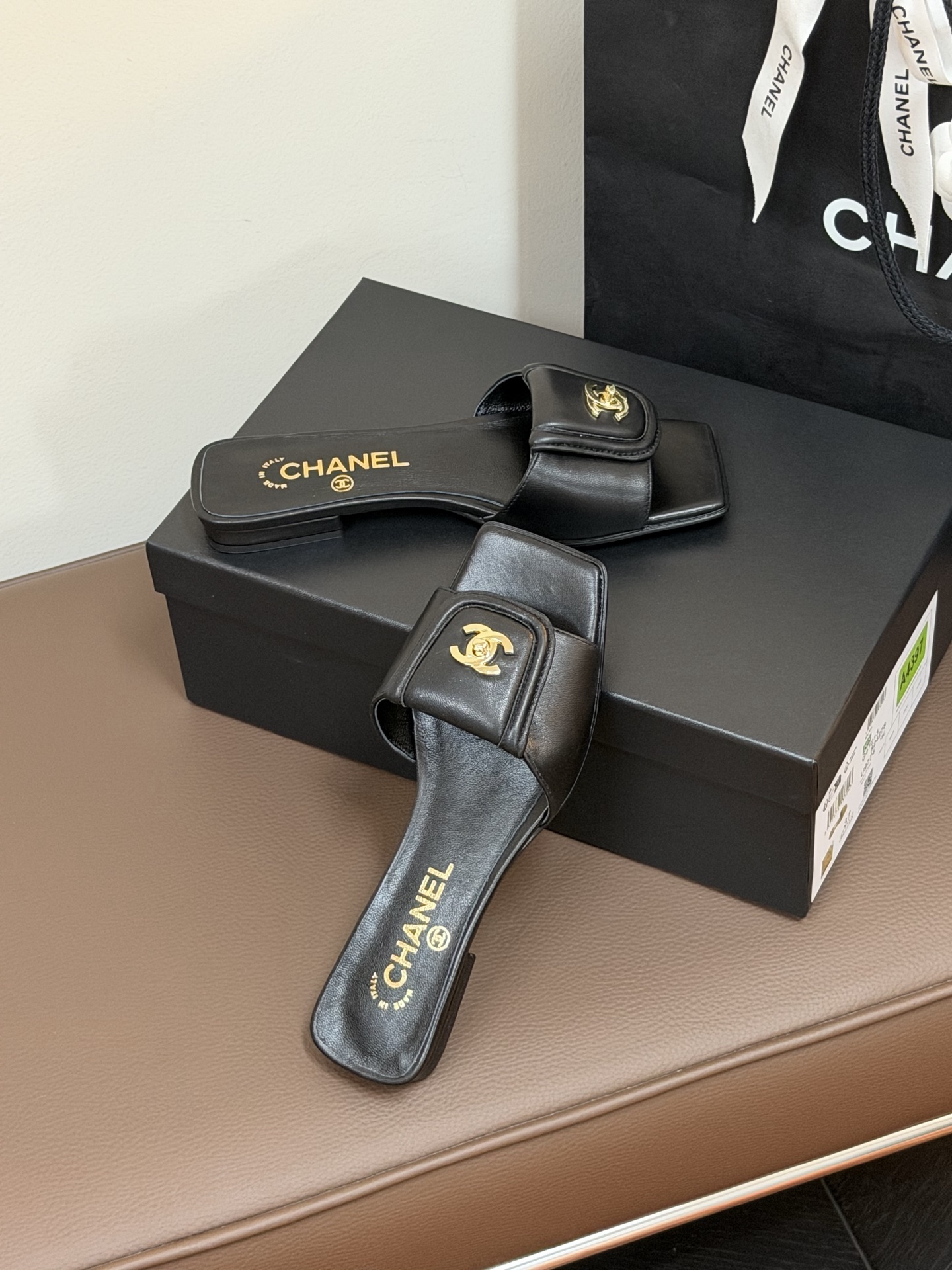 chane…l 26p new arrival～小香26早春方头拖鞋，加锁扣的细节，就很有贵感小羊皮哦材