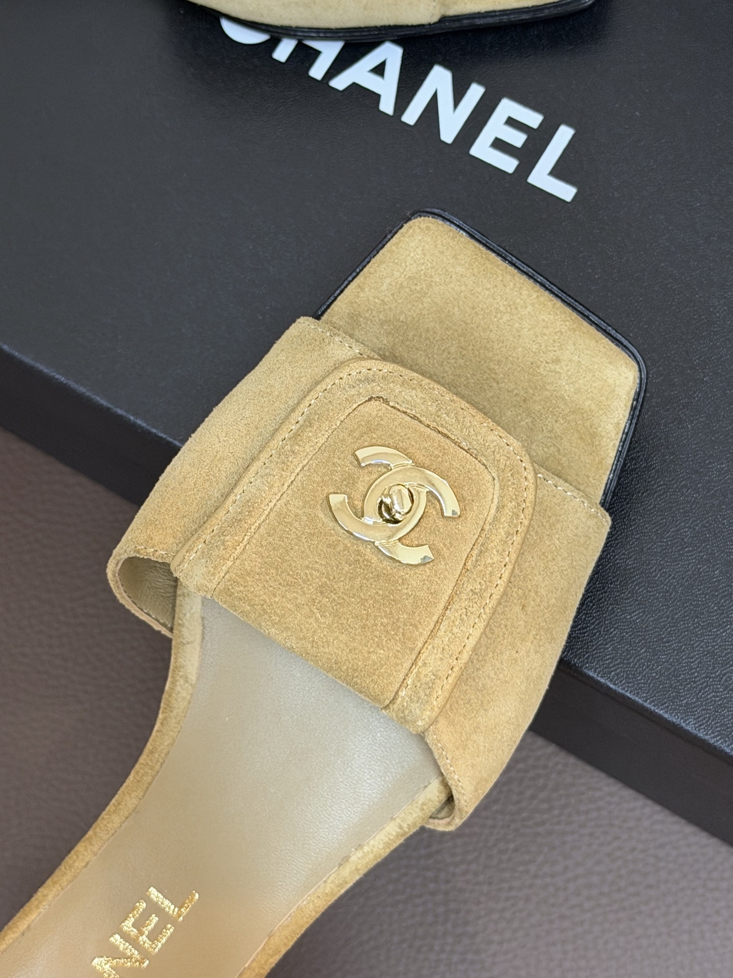 chane…l 26p new arrival～小香26早春方头拖鞋，加锁扣的细节，就很有贵感小羊皮哦材