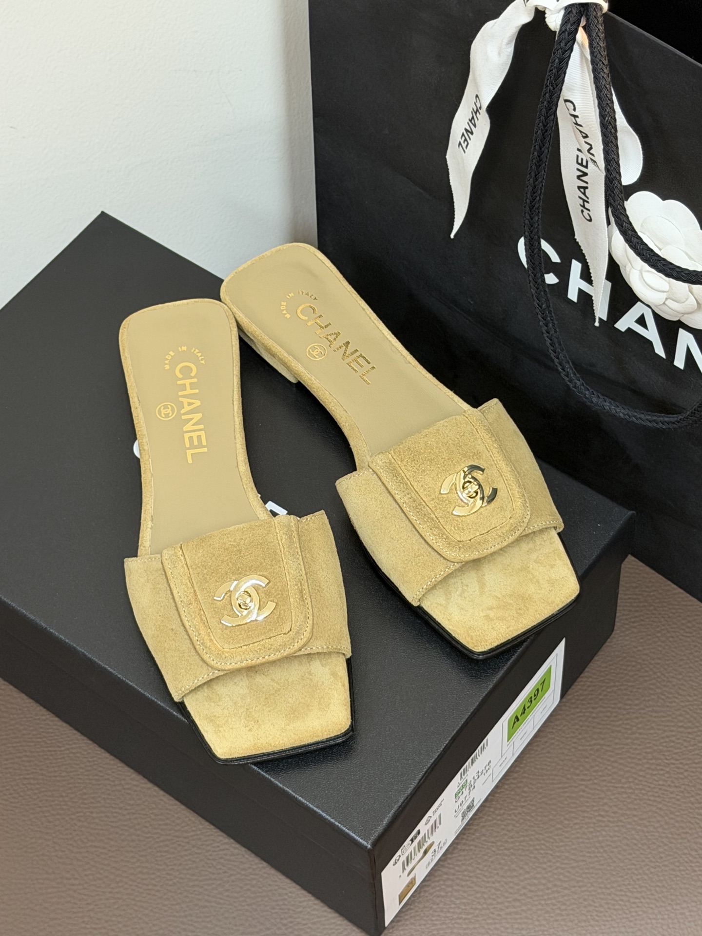 chane…l 26p new arrival～小香26早春方头拖鞋，加锁扣的细节，就很有贵感小羊皮哦材