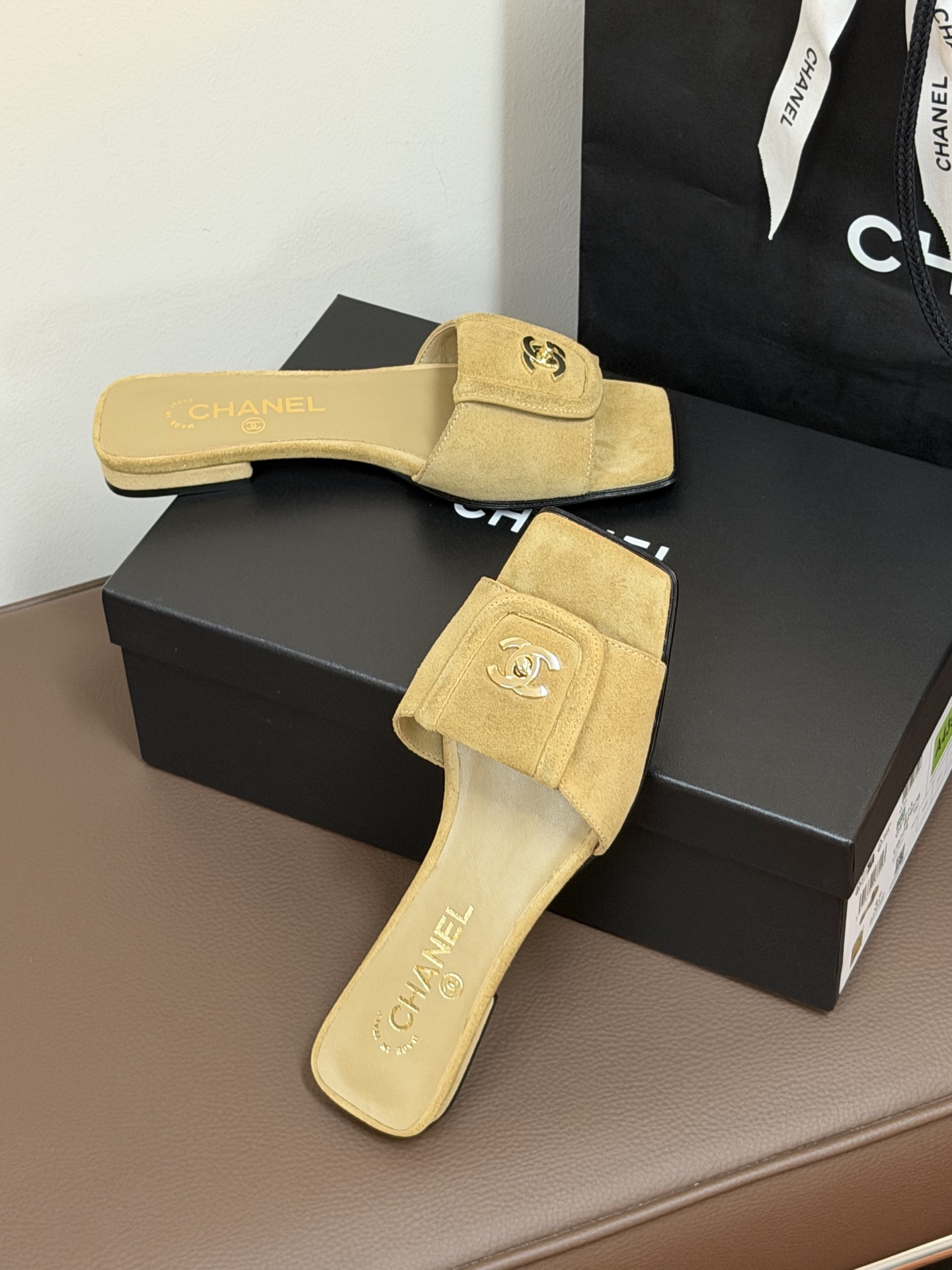 chane…l 26p new arrival～小香26早春方头拖鞋，加锁扣的细节，就很有贵感小羊皮哦材