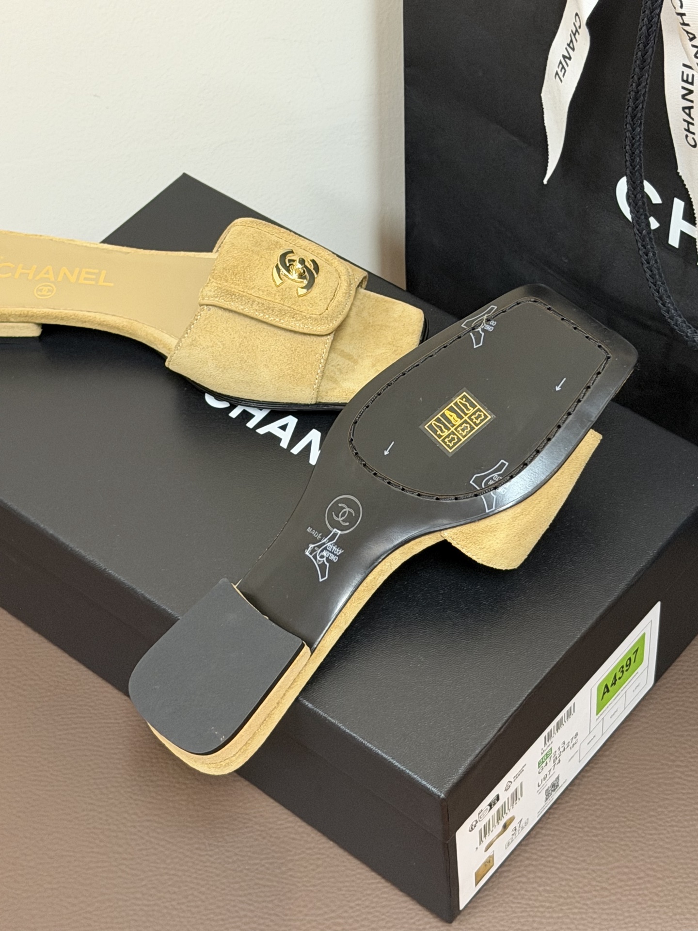 chane…l 26p new arrival～小香26早春方头拖鞋，加锁扣的细节，就很有贵感小羊皮哦材