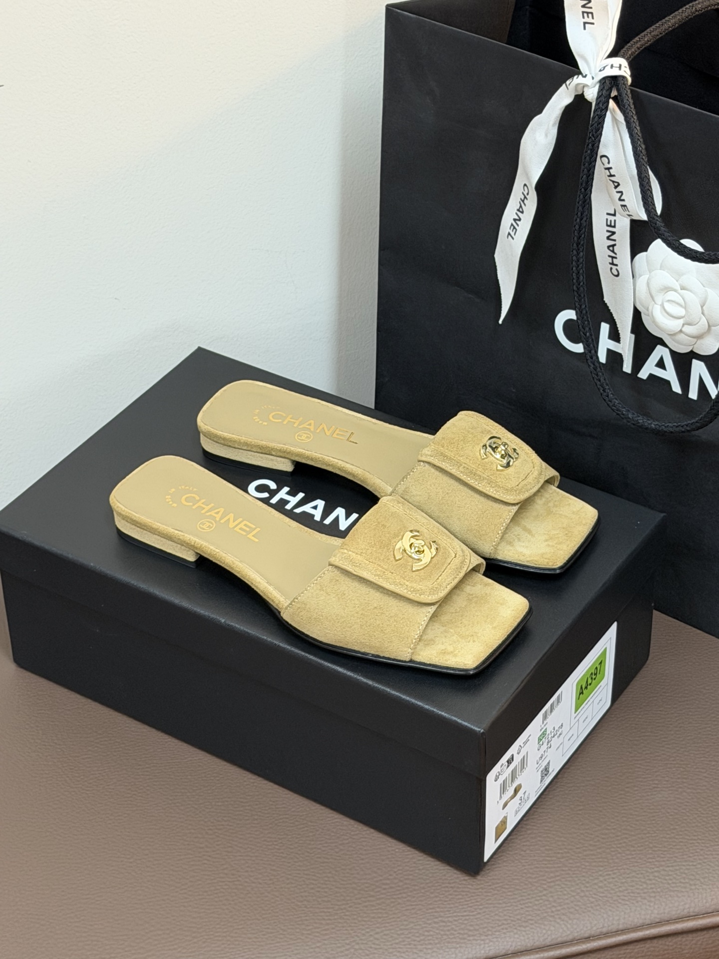 NO:788812,chane…l 26p new arrival~ Xiaoxiang 26 early spring square-toe slippers, with the details of the lock buckle, they have a very expensive feel. The material is lambskin, cowhide sole, size 35-41, slippers, chanel, slippers, cowhide, sheepskin19860909chane…l 26p new arrival～ 小香26早春方头拖鞋, 加锁扣的细节,就很有贵感 小羊皮哦材质,牛皮底 size 35-41,拖鞋,chanel,slippers,cowhide,sheepskin,Women's Shoes