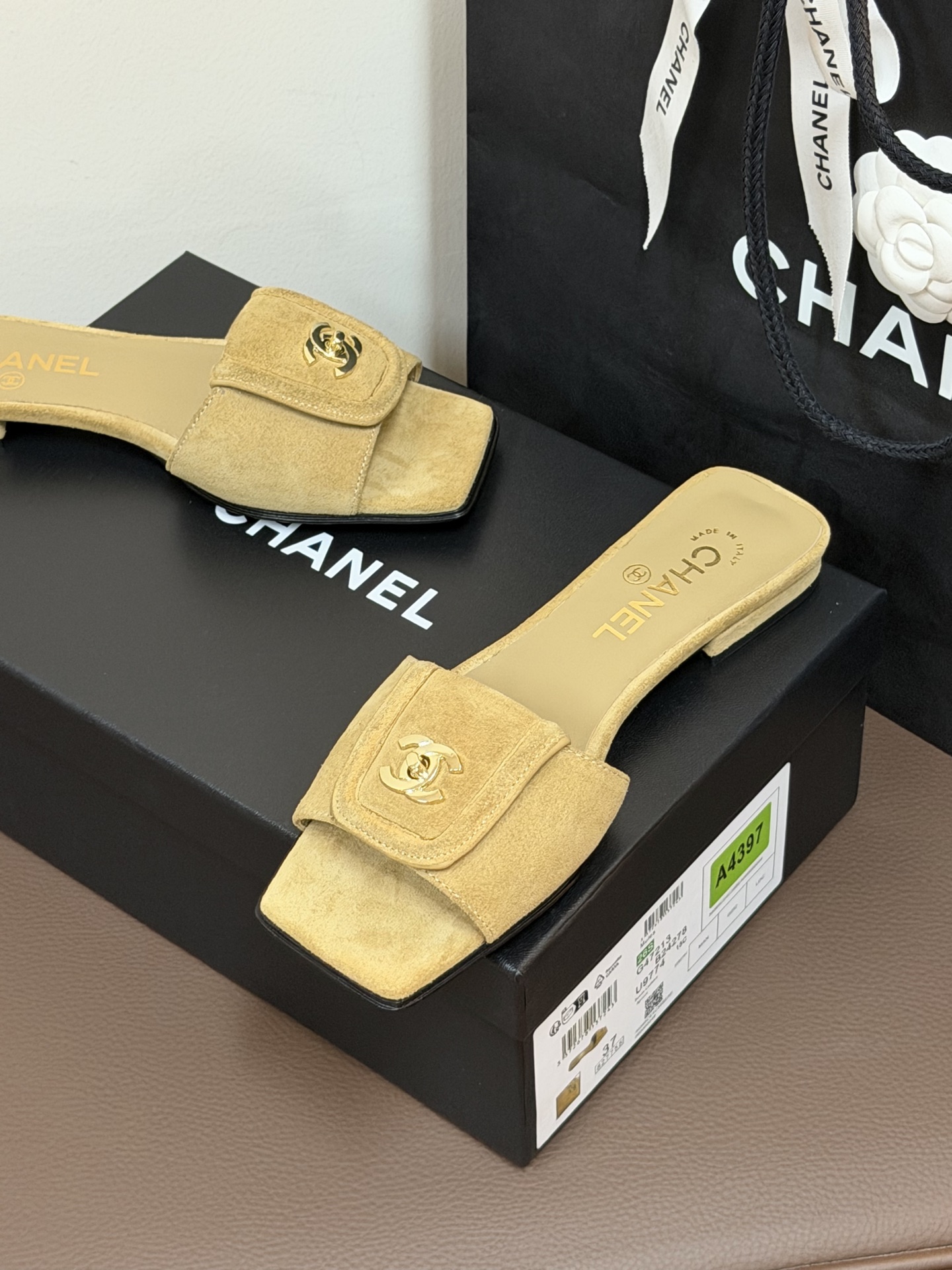 chane…l 26p new arrival～小香26早春方头拖鞋，加锁扣的细节，就很有贵感小羊皮哦材