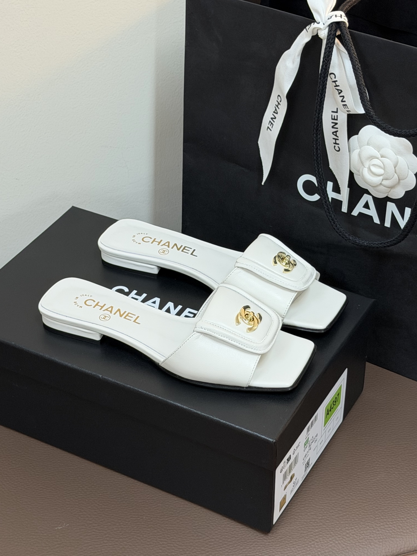 chane…l 26p new arrival～小香26早春方头拖鞋，加锁扣的细节，就很有贵感小羊皮哦材