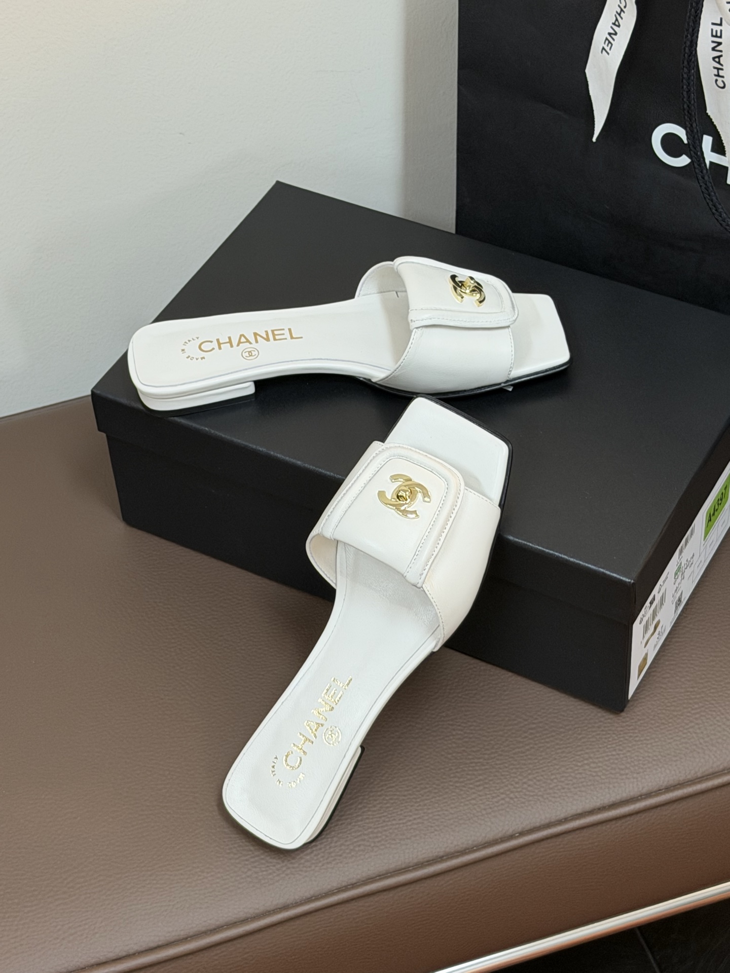 chane…l 26p new arrival～小香26早春方头拖鞋，加锁扣的细节，就很有贵感小羊皮哦材