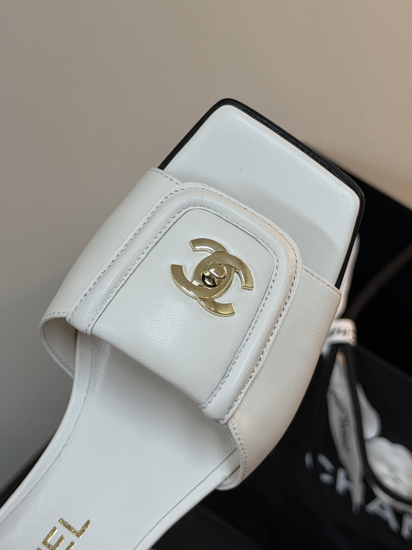 chane…l 26p new arrival～小香26早春方头拖鞋，加锁扣的细节，就很有贵感小羊皮哦材