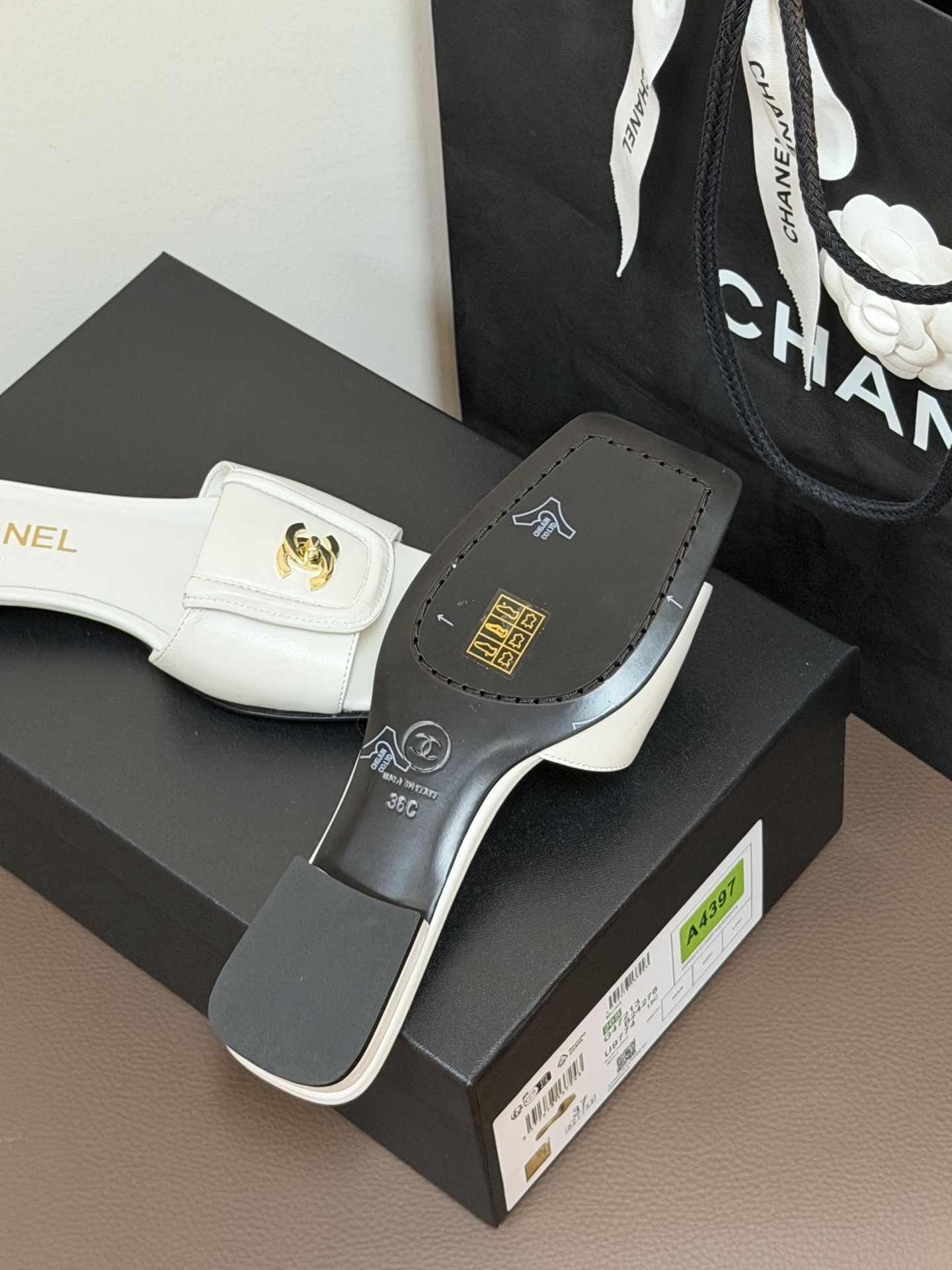 chane…l 26p new arrival～小香26早春方头拖鞋，加锁扣的细节，就很有贵感小羊皮哦材