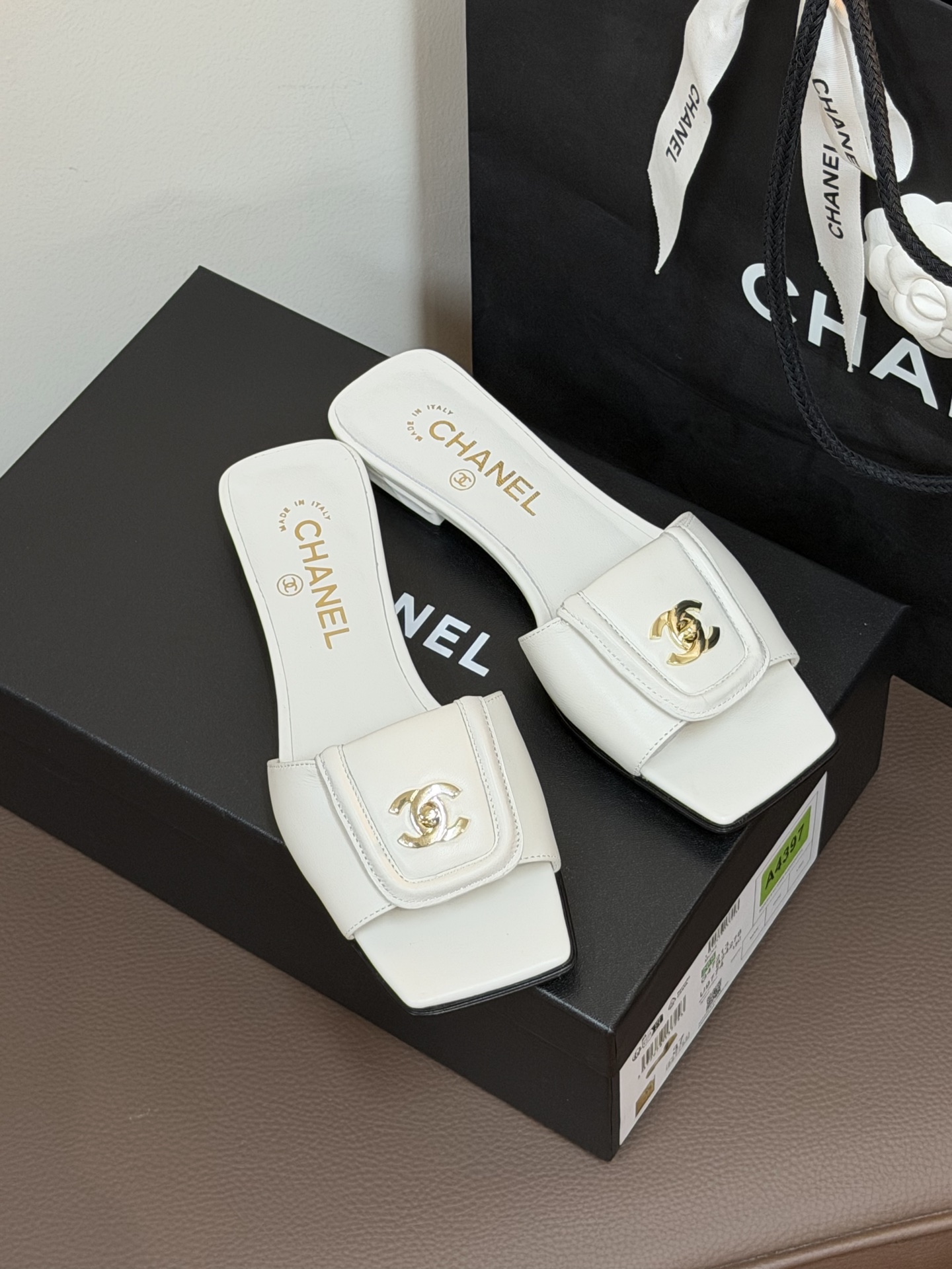 chane…l 26p new arrival～小香26早春方头拖鞋，加锁扣的细节，就很有贵感小羊皮哦材