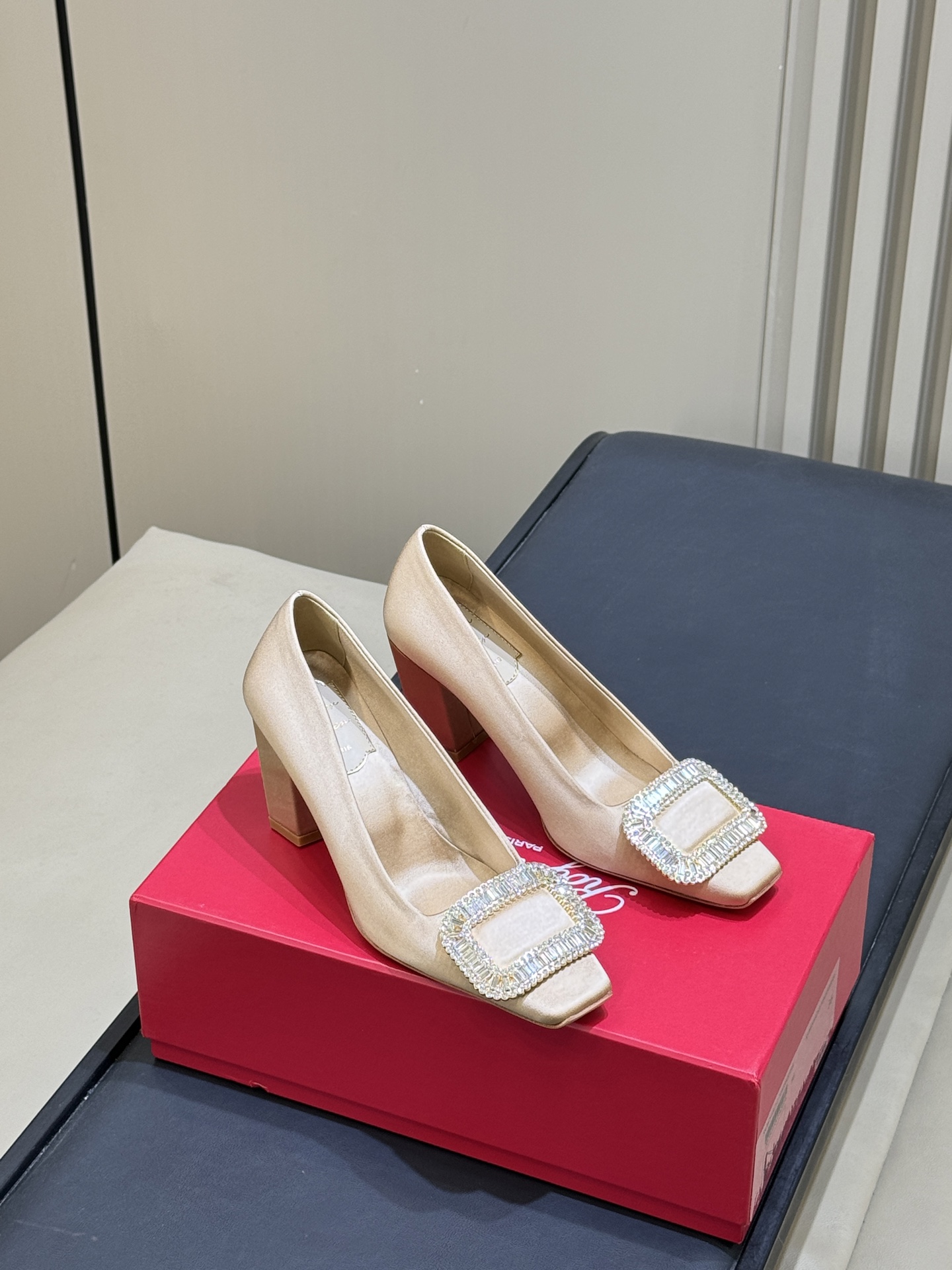 Туфли женские с декоративной пряжкой Roger Vivier
