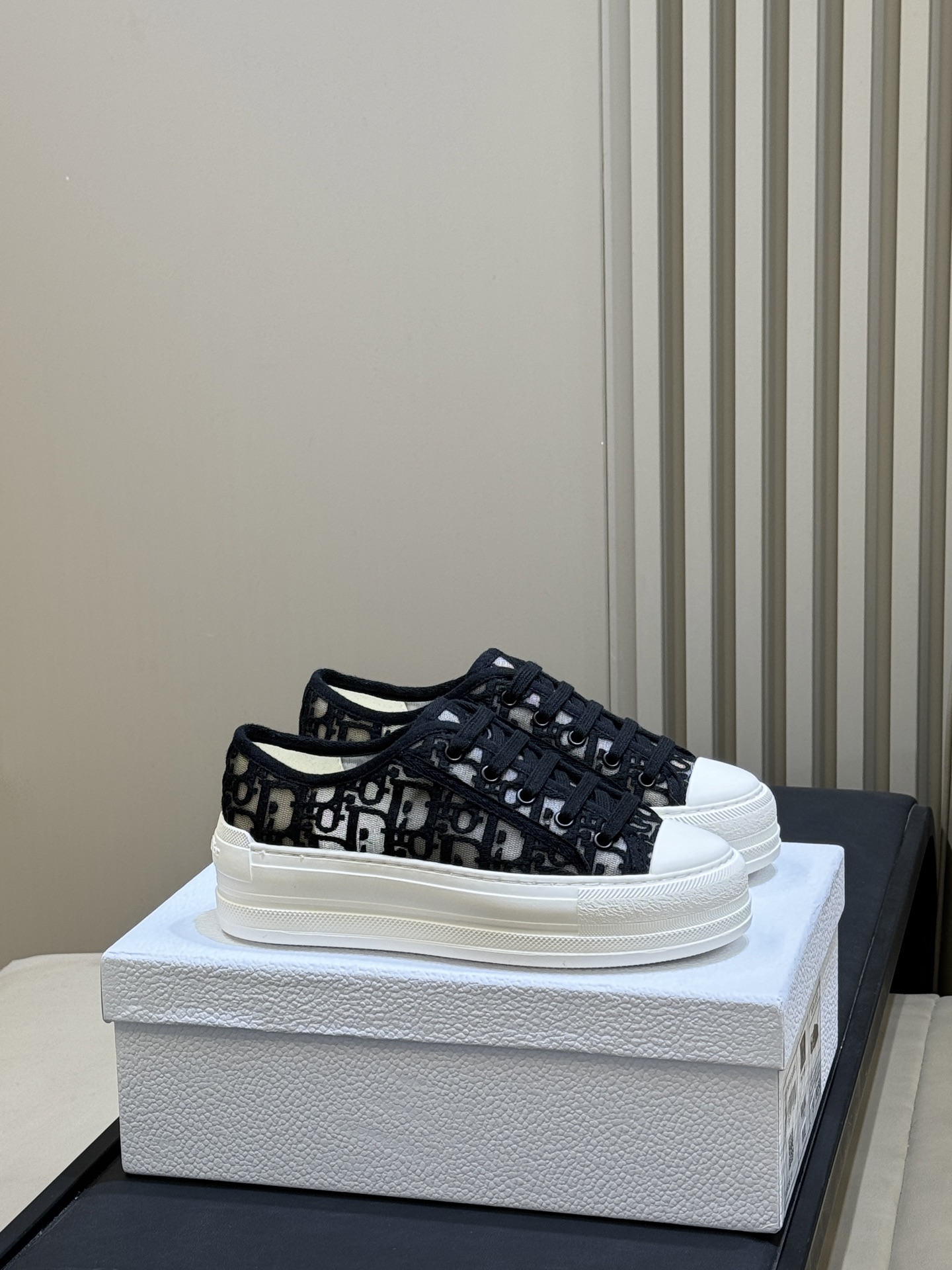 NO:888161,Dior 26ss new arrival～ cd 26 spring and summer new platform shoes, the classic version is paired with novel and meaningful embroidery patterns, making every new color full of new ideas!  * Main body cotton, technical fabric * Lining sheepskin * Tongue, sole and laces are decorated with brand-specific details * EVA sole is decorated with Christian Dior's lucky star symbol size 35-41 (40.41 customization is not returnable), casual shoes/sports shoes, dior, sneakers, sheepskin19860909Dior 26ss new arrival～ cd 26春夏 厚底鞋新品,经典版型搭配新颖且富含寓意的刺绣图案,让每个新色都焕发新意！ * 主体棉,科技面料 * 里料羊皮革 * 鞋舌、鞋底和鞋带饰有品牌特色细节 * EVA 鞋底饰以 Christian Dior 的幸运星符号 size 35-41（40.41定制不退换）,休闲鞋/运动鞋,dior,sneakers,sheepskin,Women's Shoes
