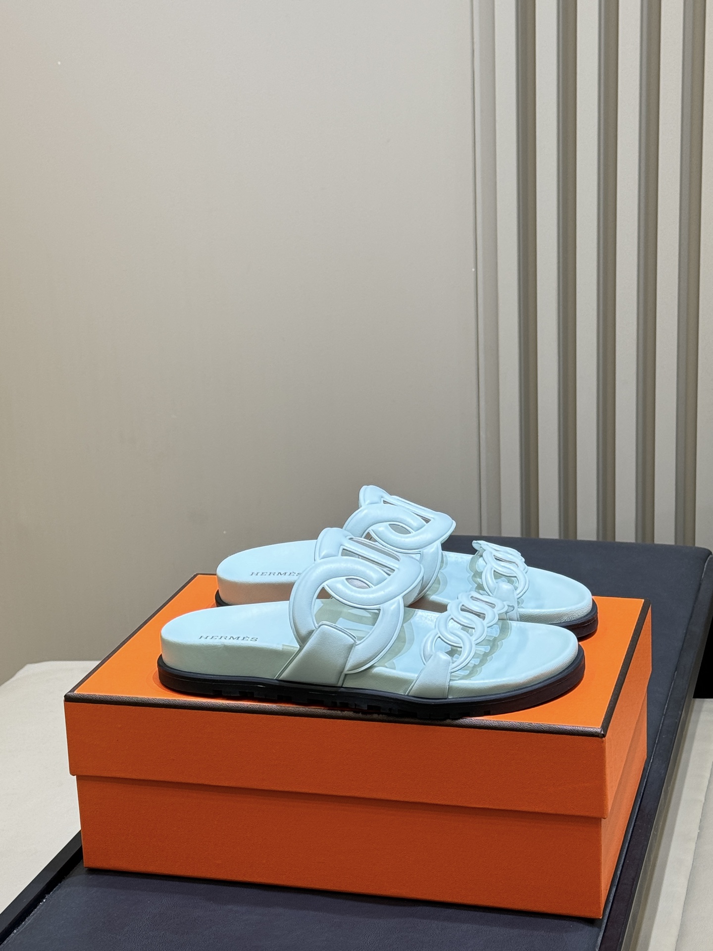 Женские шлёпанцы Hermès с цепочкой
