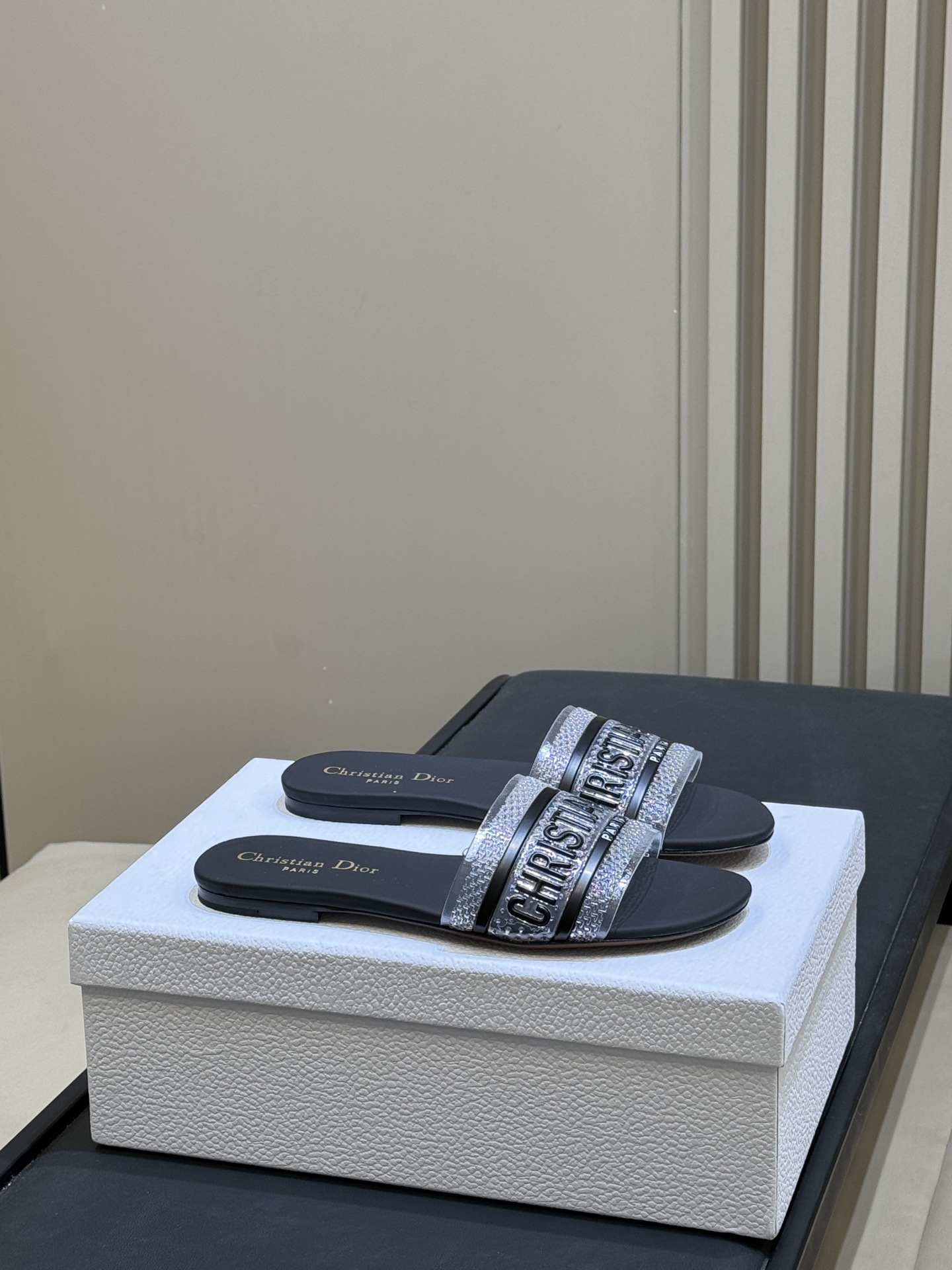 NO:782736,Top-quality Dior Souvenir Dior sandals bring French elegance to every step. Step into the fantasy world of Dior shoes, where every step is a collision of art and fashion. Each shoe carries the brand's century-old heritage and innovative spirit, and is the perfect embodiment of elegance and personality. Inspired by the book 'Les Foulards Dior', the series celebrates travel, allowing people to leave memories from meaningful destinations. The patterns are vibrant and playful, embellished with important symbols of each destination. Cowhide outsole. Cowhide foot pad size 35-41, slippers, dior, dior, slippers, cowhide19860909顶级品质 Dior Souvenir Dior迪奥凉拖让每一步,都带着法式优雅 踏入迪奥鞋履的奇幻世界,每一步都是艺术与时尚的碰撞,每一款鞋都承载着品牌百年传承与创新精神,是优雅与个性的完美化身 靈感源自《Les Foulards Dior》書本 庆祝旅遊為主題的系列,讓人從富有意義的目的地留下回憶,圖案充滿活力而又玩味十足,綴有各目的地的重要象徵 牛皮大底.垫脚牛皮 size 35-41,拖鞋,dior,dior,slippers,cowhide,Women's Shoes