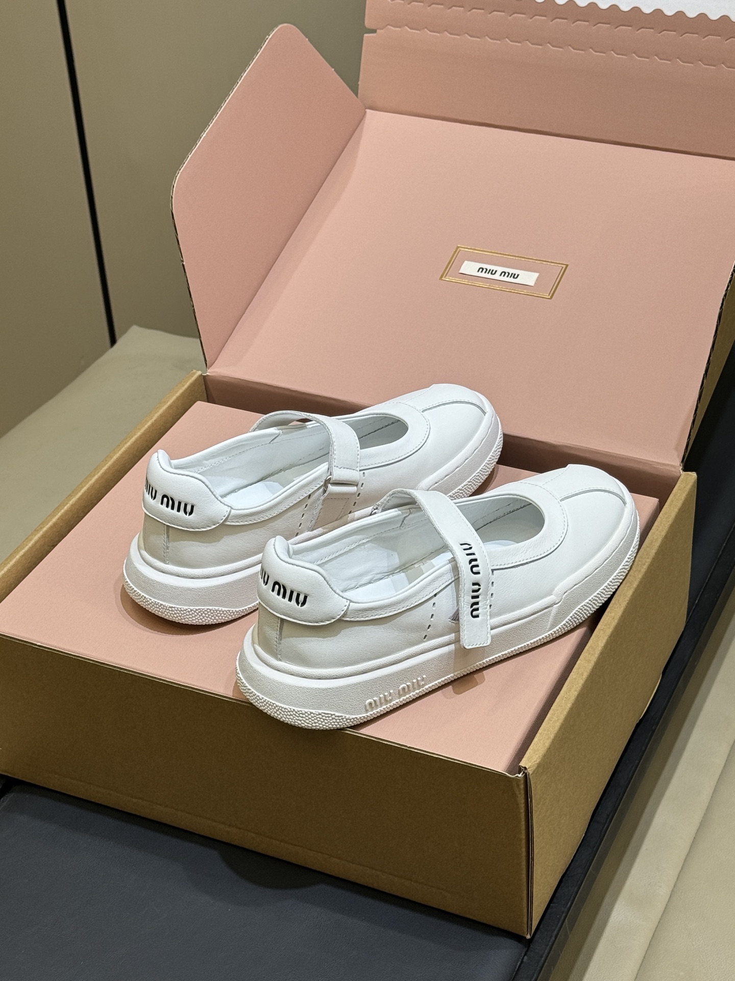Женские белые босоножки Miu Miu на молнии