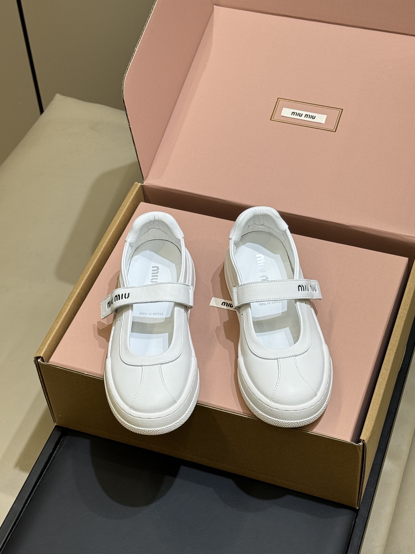 Женские белые босоножки Miu Miu на молнии