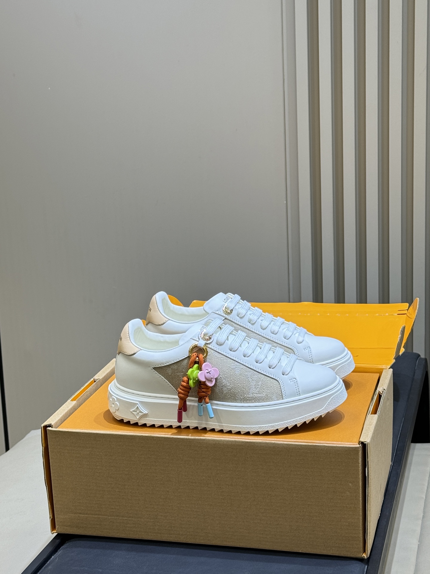 NO:782732,Top quality Louisvuitton ss26 new arrival～ LV classic thick-soled sneakers 2026 spring and summer new version. This Time Out sneaker is made of soft cow leather, with a dazzling luster that lights up the heart logo on the side. The inscribed eyelets and rear metallic leather trim are rich in details, and the thickened rubber outsole blooms with Monogram flowers. This season's denim series has reached a new level of beauty!  The colors are bright, fashionable and high-end. Highly recommended for high-looking items. Size: 35-41, casual shoes/sports shoes, louis vuitton, louis vuitton, sneakers, cowhide19860909顶级品质 Louisvuitton ss26 new arrival～ LV经典厚底运动鞋2026春夏新版面 本款Time Out 运动鞋取材柔软牛皮革,以耀眼光泽点亮侧面心标识.铭纹孔眼和后部金属质感皮革饰边丰富细节,加厚橡胶外底绽放 Monogram 花卉.这一季的牛仔系列美出了新高度！颜色鲜丽,好看时髦且高级感满满～高颜值单品极力推荐 Size: 35-41,休闲鞋/运动鞋,louis vuitton,louis vuitton,sneakers,cowhide,Women's Shoes