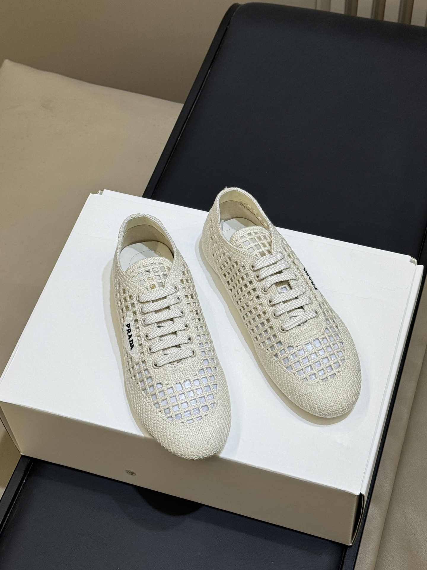 Белые перфорированные кроссовки Prada