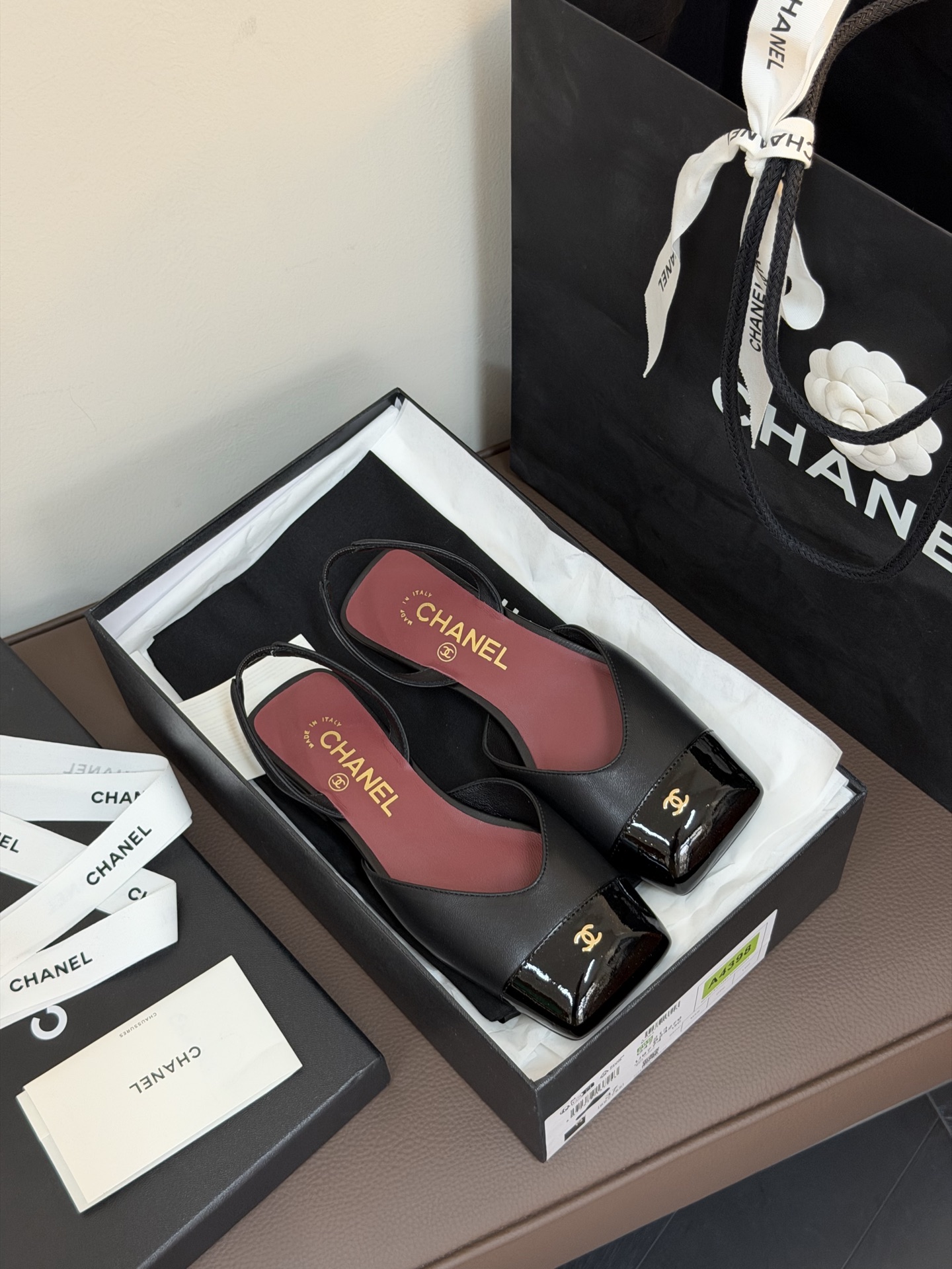 NO:783985,Chanel ss26 new arrival~ Xiaoxiang 26 Spring/Summer Square Toe Flat Bottom Mary Jane New Style This series is really out of the ordinary. The bold square toe design seems to have injected new inspiration into the design of the shoe shape. It is novel and fashionable. The splicing of lambskin material and cowhide, the splicing of different materials and colors, is very eye-catching!  The soles are cowhide soles imported from Italy!  size 35-41,sandals,chanel,sandals,mary jane,cowhide,sheepskin19860909Chanel ss26 new arrival～ 小香26春夏方头平底玛丽珍新款 这个系列真的很出圈,大胆的方头设计似乎给鞋子造型的设计注入了新的灵感,新颖时髦 小羊皮材质拼接牛皮,不同材质和色彩的拼接,非常吸睛！ 鞋底为意大利进口牛皮底！ size 35-41,凉鞋,chanel,sandals,mary jane,cowhide,sheepskin,Women's Shoes