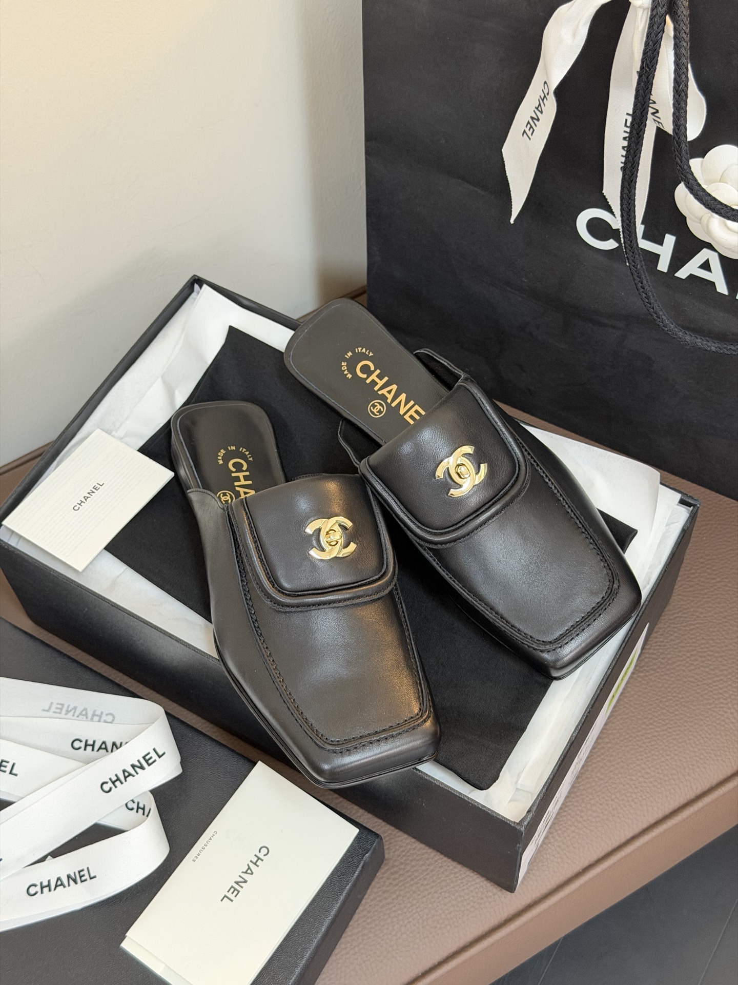 NO:782523,Top quality Chanel ss26 new arrival~ Xiaoxiang 26 spring and summer square-toe half-pants. It has a generous and even slightly rough temperament, which is also well controlled. The schoolbag buckle is added to create a refined and casual sense of sight!  The upper is made of calfskin, and the sole is imported from Italy!  size 35-41,half drag,chanel,cowhide19860909顶级品质 Chanel ss26 new arrival～ 小香26春夏方头半拖 大大方方甚至略带粗犷的气质,也被妥妥拿捏了 书包扣加持,打造出精致有随性的既视感！小牛皮鞋面,鞋底为意大利进口牛皮底！ size 35-41,半拖,chanel,cowhide,Women's Shoes