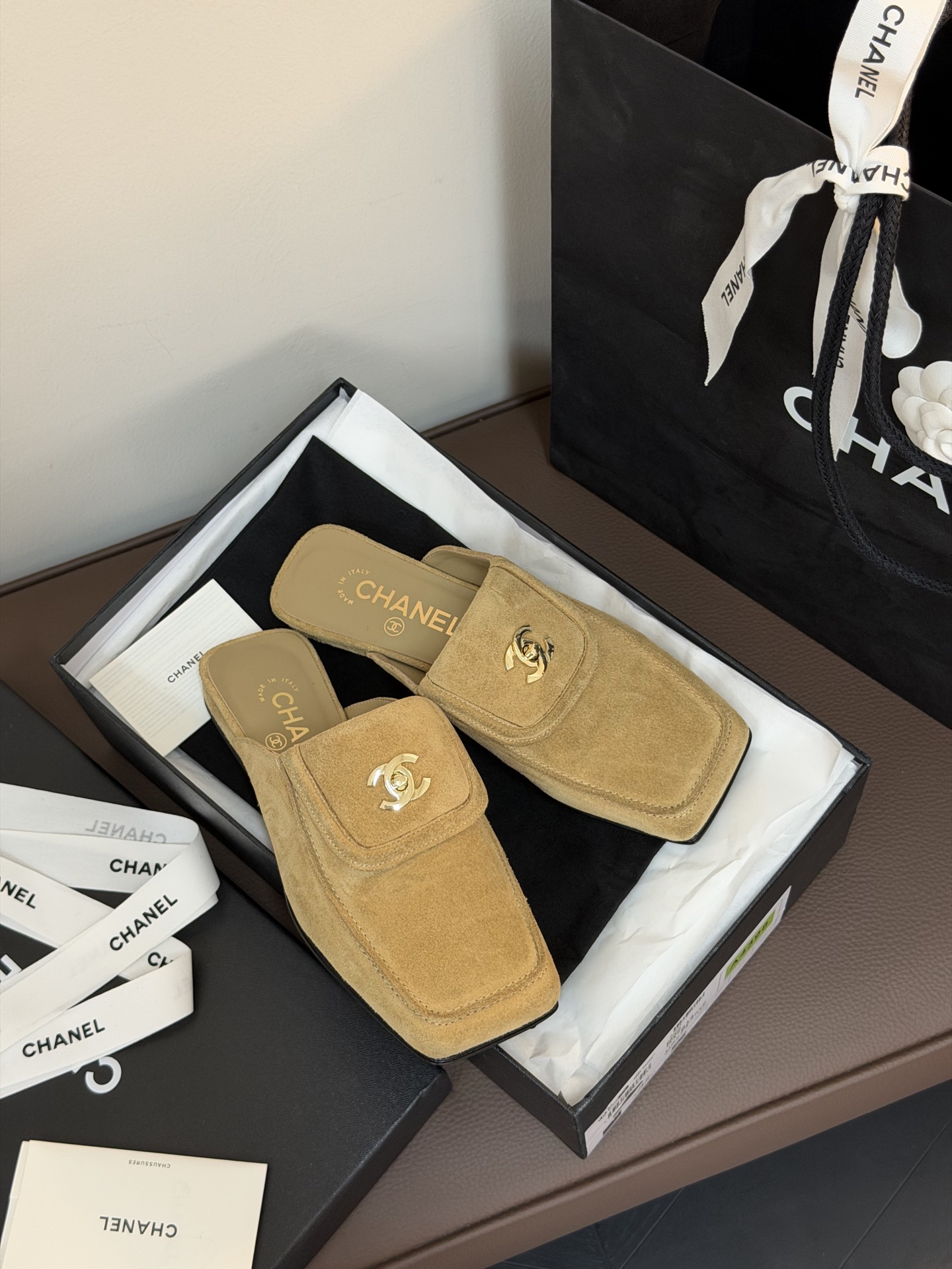 NO:783979,Chanel ss26 new arrival~ Xiaoxiang 26 spring and summer square-toe half-pants, generous and even slightly rough temperament, are also well controlled. The schoolbag buckle is added to create a refined and casual sense of sight!  The upper is made of calfskin, and the sole is imported from Italy!  size 35-41,half drag,chanel,cowhide19860909Chanel ss26 new arrival～ 小香26春夏方头半拖 大大方方甚至略带粗犷的气质,也被妥妥拿捏了 书包扣加持,打造出精致有随性的既视感！小牛皮鞋面,鞋底为意大利进口牛皮底！ size 35-41,半拖,chanel,cowhide,Women's Shoes